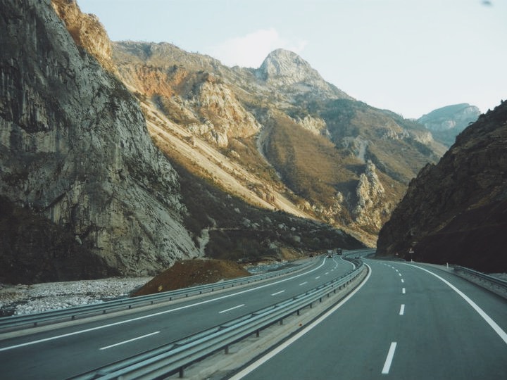 Rruga e Kombit nối Biển Adriatic qua Đồng bằng phía Tây với Alps Albania.