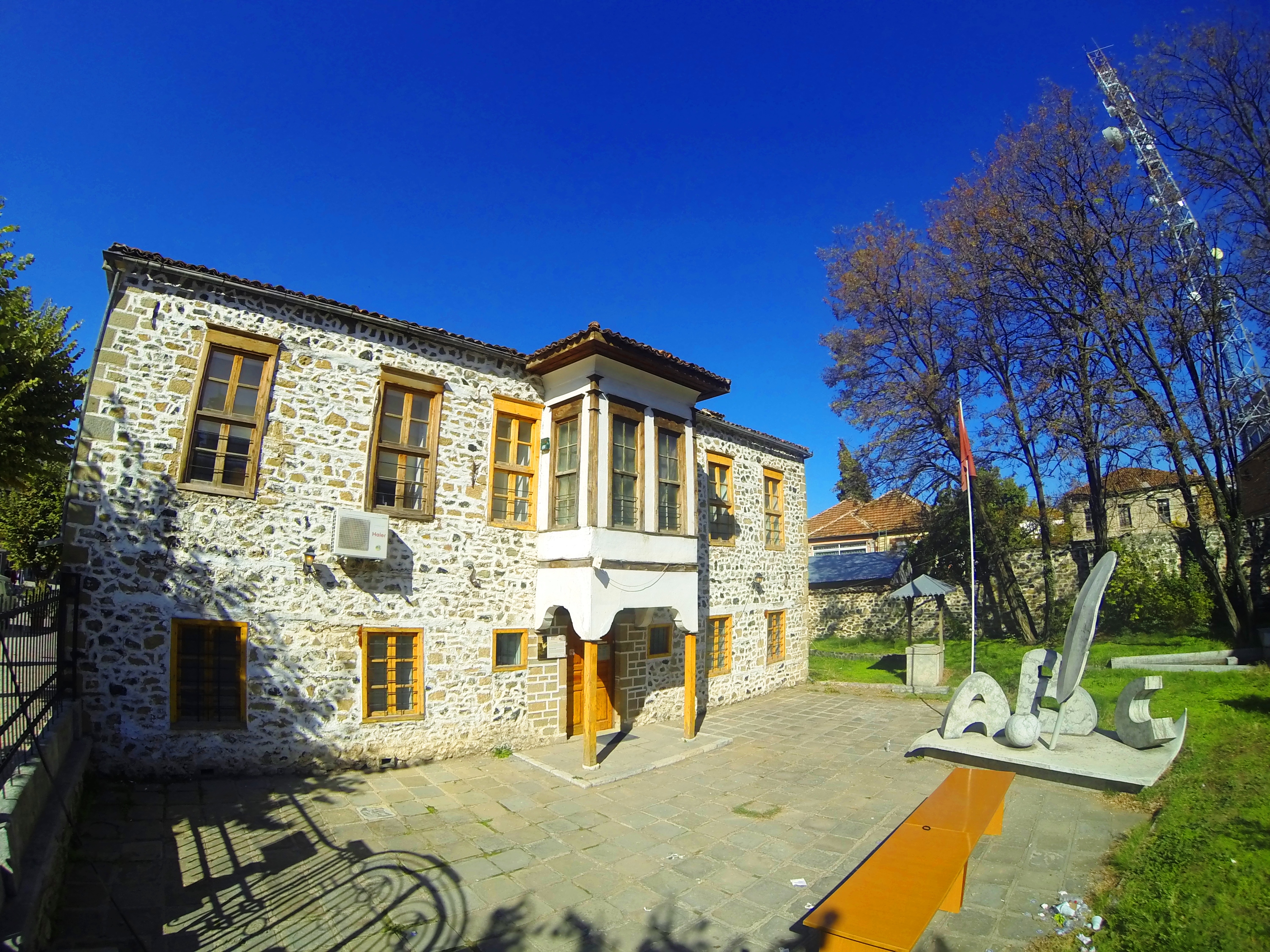 Mësonjëtorja, trường học thế tục đầu tiên giảng dạy bằng tiếng Albania trong thời Đế quốc Ottoman, được thành lập năm 1887.