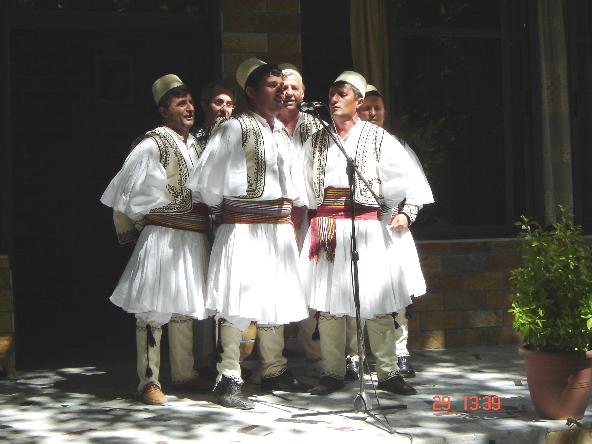 Iso-polyphony Albania được công nhận là một Kiệt tác Di sản Truyền khẩu và Phi vật thể của Nhân loại của UNESCO.