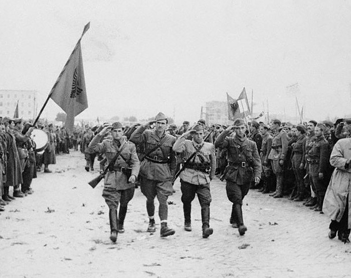 Binh lính du kích Albania diễu hành ở Tirana vào ngày 29 tháng 11 năm 1944.
