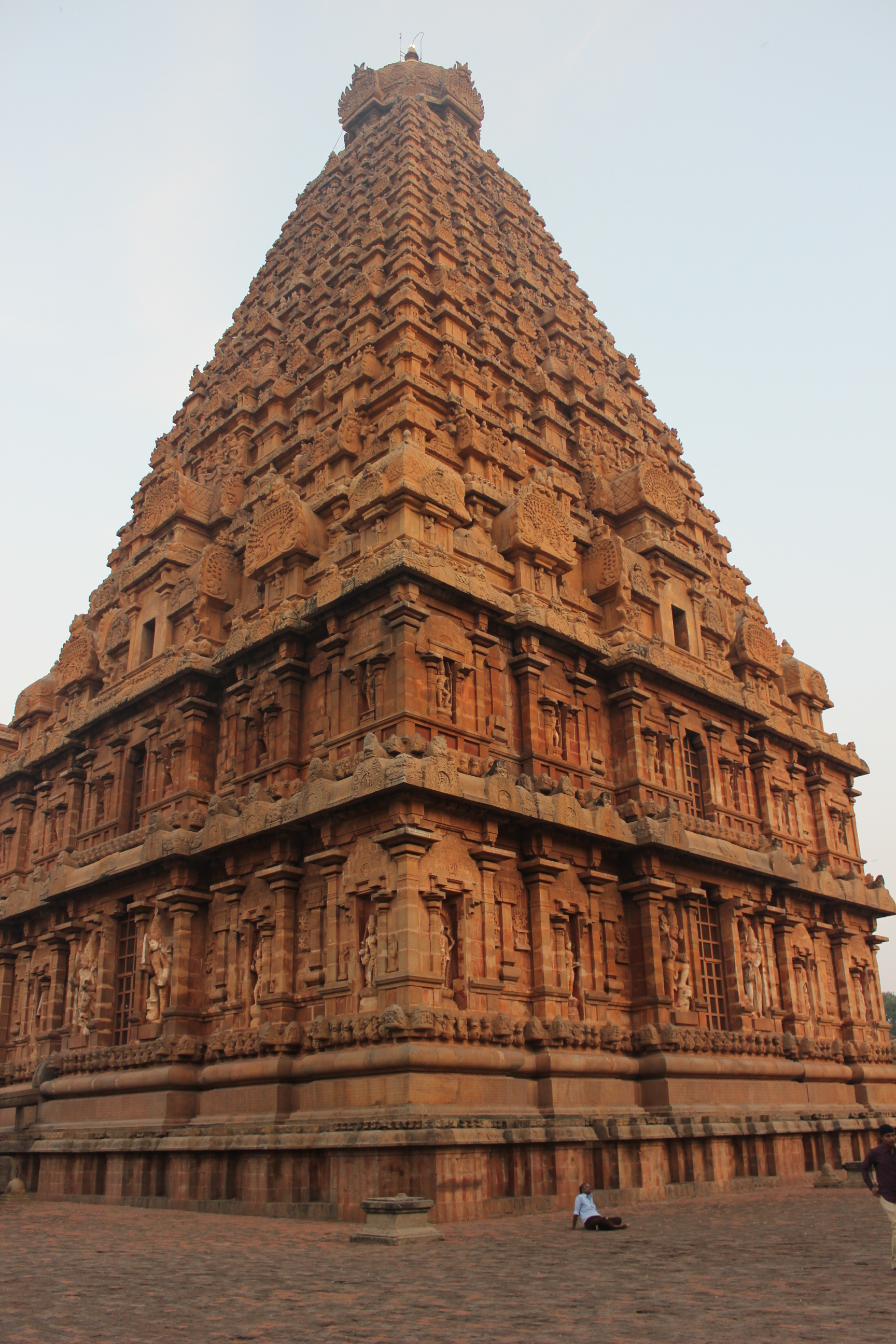 Kuil Brihadeshwara, Thanjavur, siap dibina pada tahun 1010 M