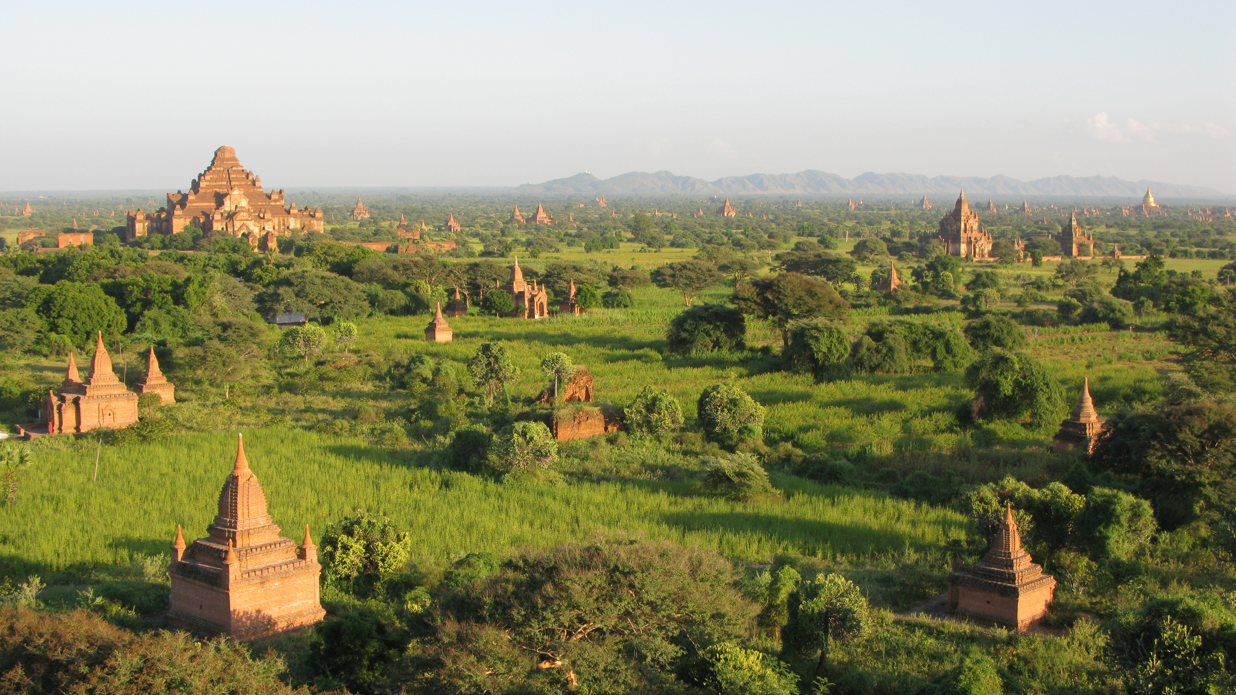Dataran Bagan saat matahari terbenam.