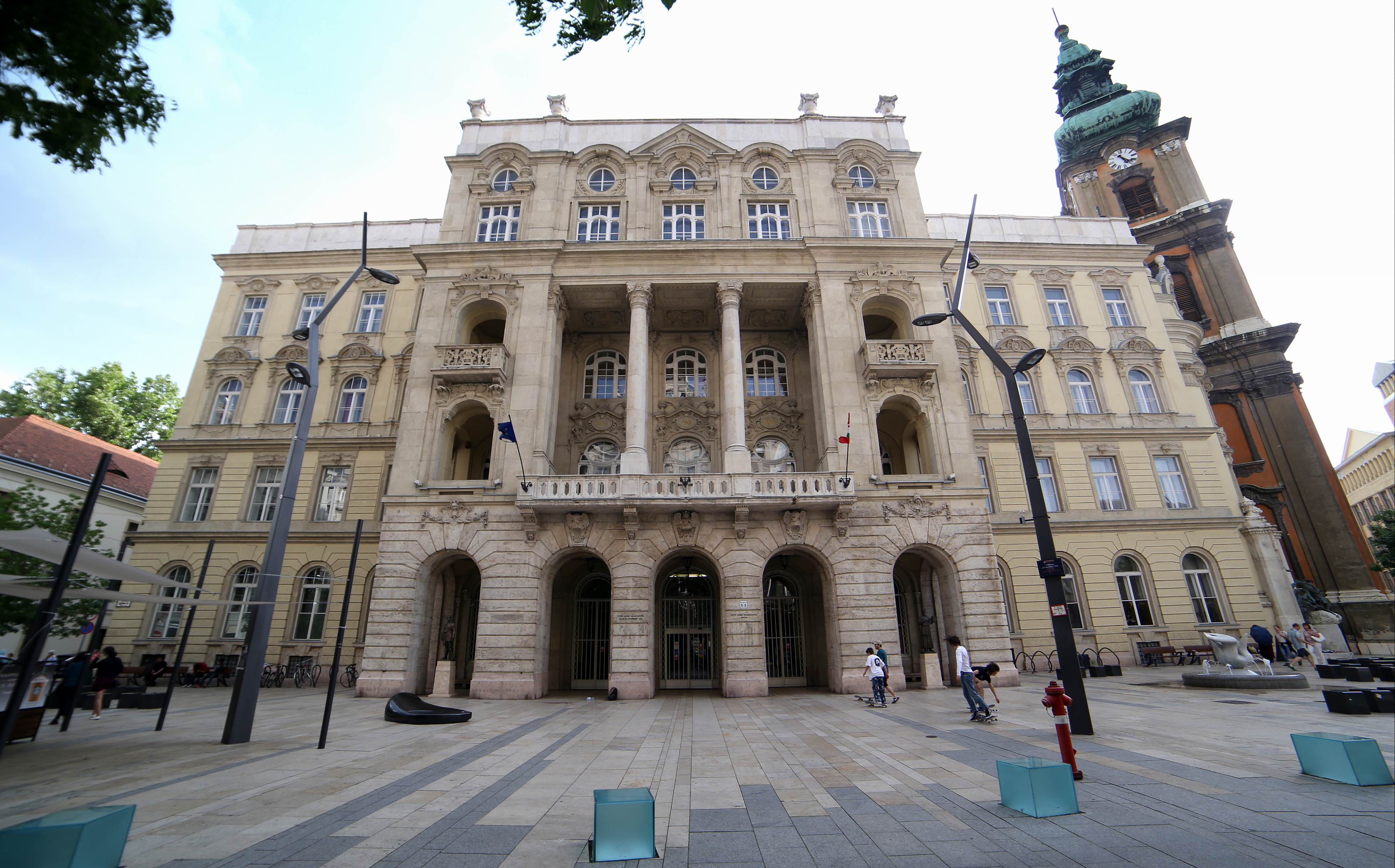 Universitas Eötvös Loránd adalah salah satu institusi terbesar dan paling bergengsi.