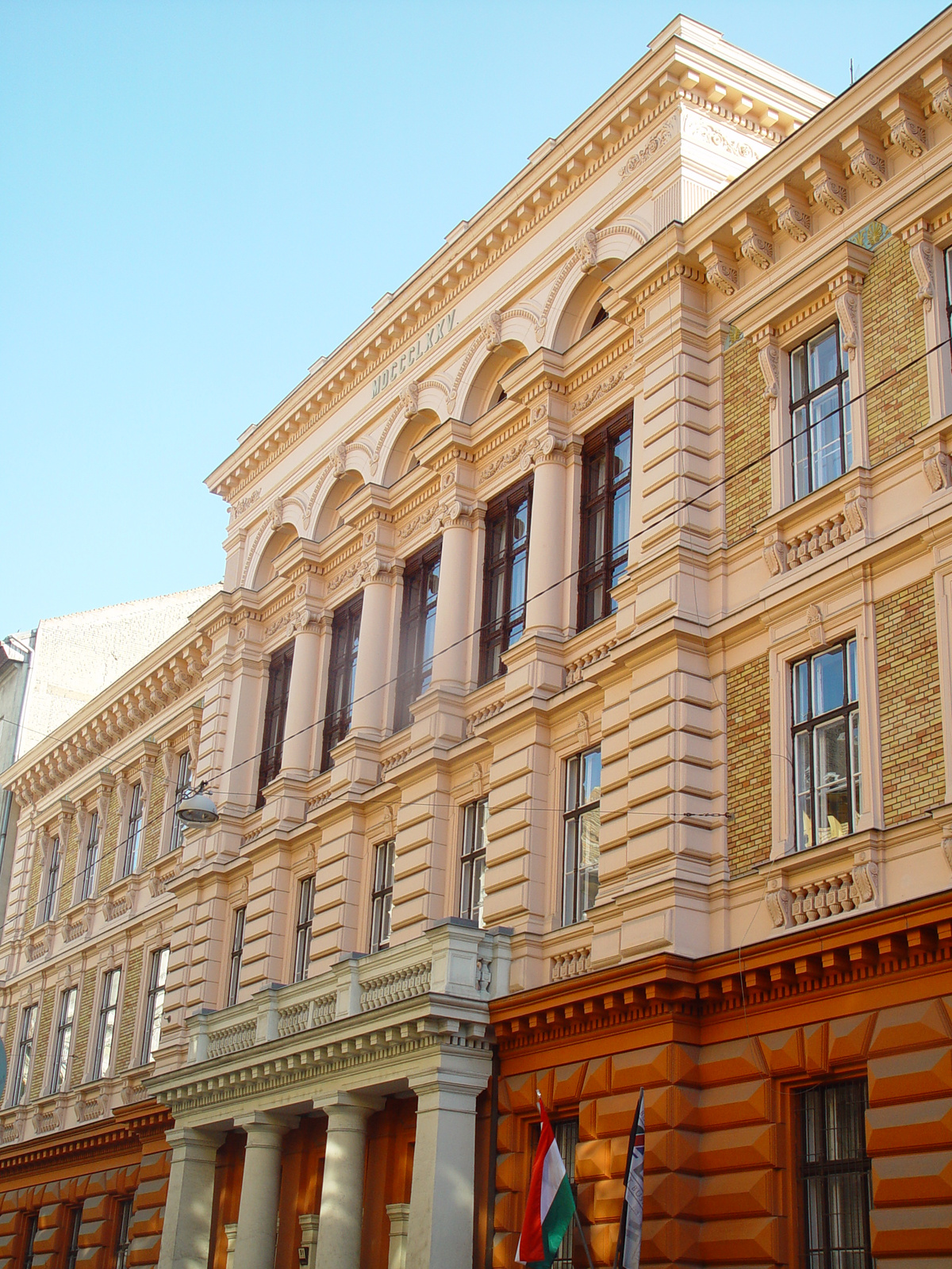 Budapest Business School, sekolah bisnis publik pertama di dunia (1857).