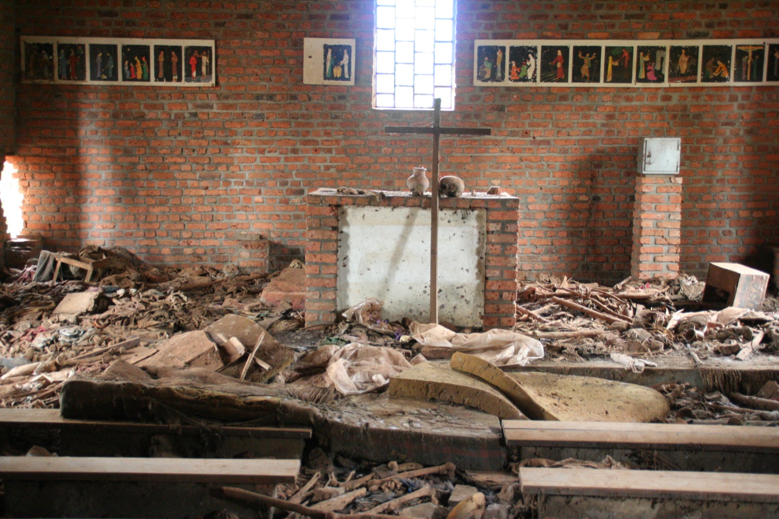 Altar Gereja Ntrama, tempat ramai orang awam yang mencari perlindungan telah dibunuh semasa genosid.