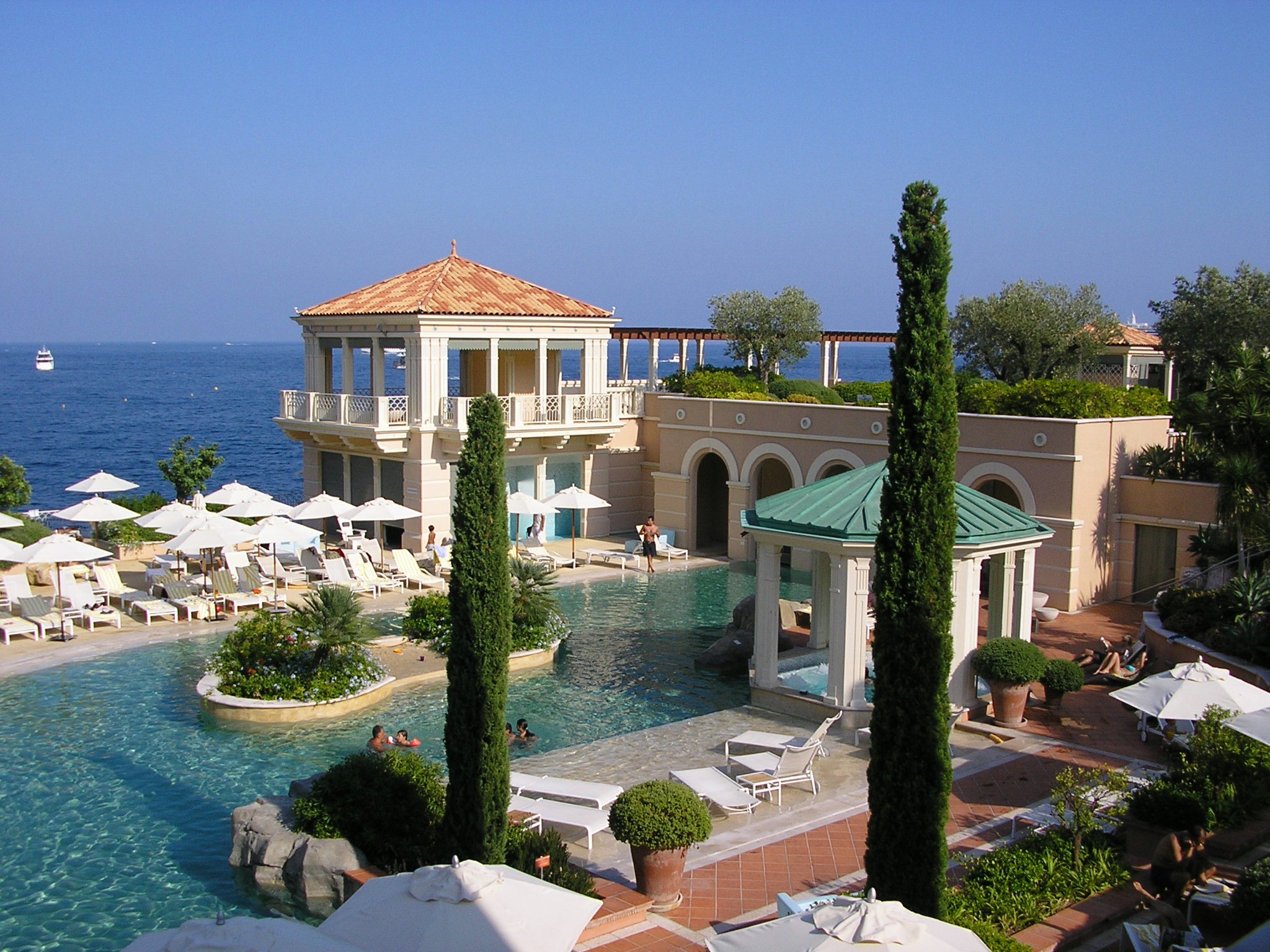 Monte-Carlo Bay Hotel & Resort menghadap Laut Mediterranean
