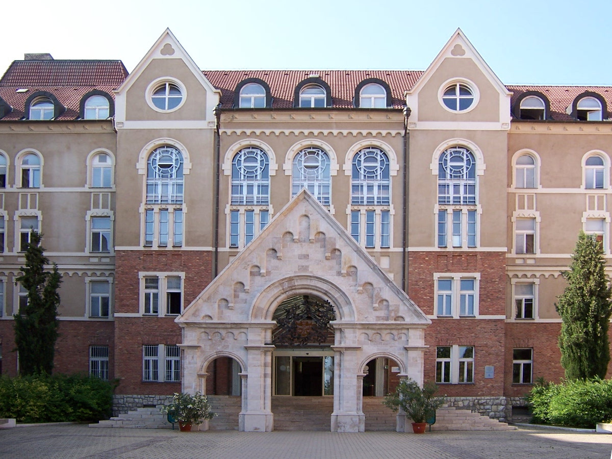 Universitas Pécs, didirikan tahun 1367 oleh Lajos Agung, adalah universitas tertua di Hungaria.