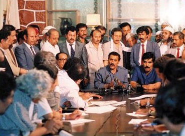 Presiden Yaman Utara, Ali Abdullah Saleh, bersama Setiausaha Agung Parti Sosialis Yaman, Ali Salem Al-Beidh, menandatangani perjanjian penyatuan pada 30 November 1989.
