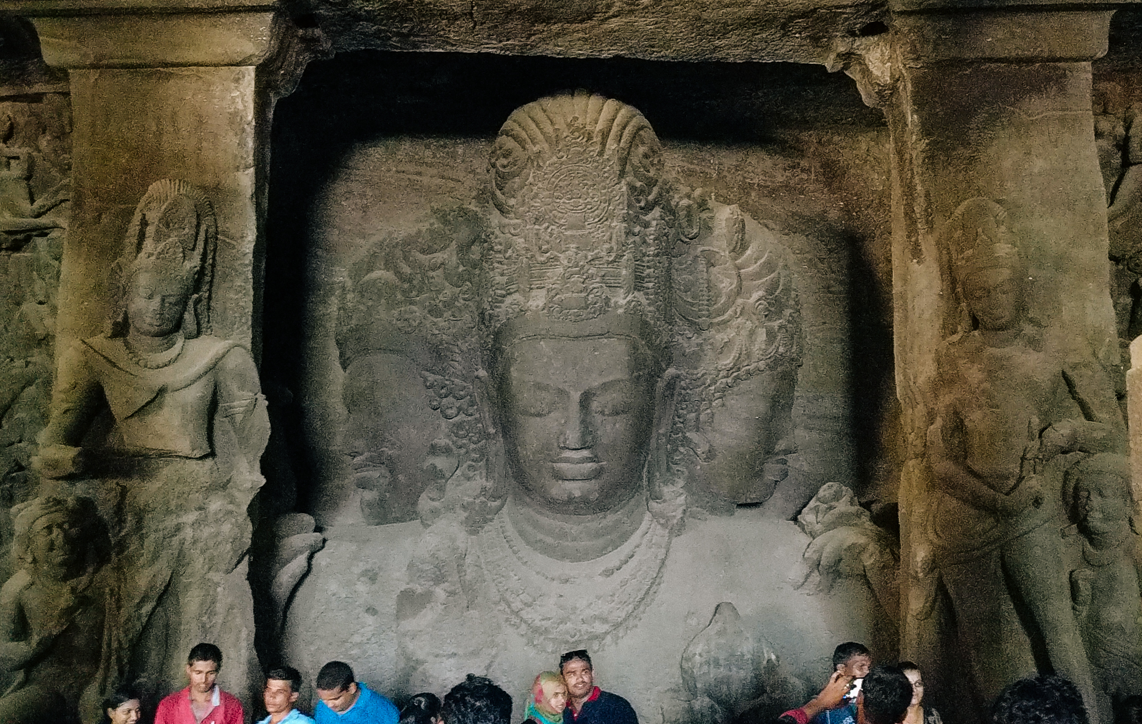 Gua Elephanta, trimurti Siwa, setinggi 5.5 m (18 ft), sekitar tahun 550