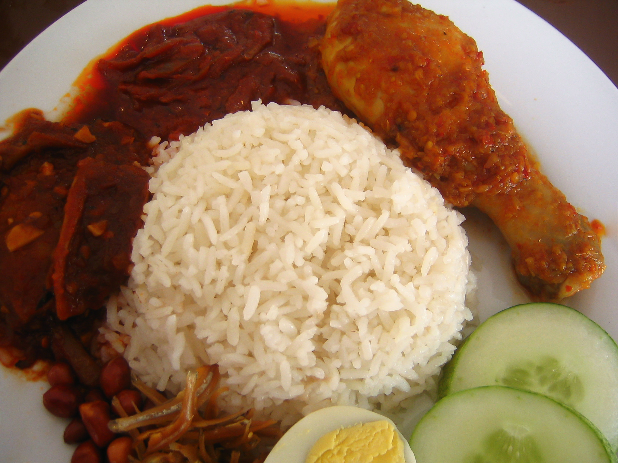 Nasi lemak, hidangan kebangsaan Malaysia.