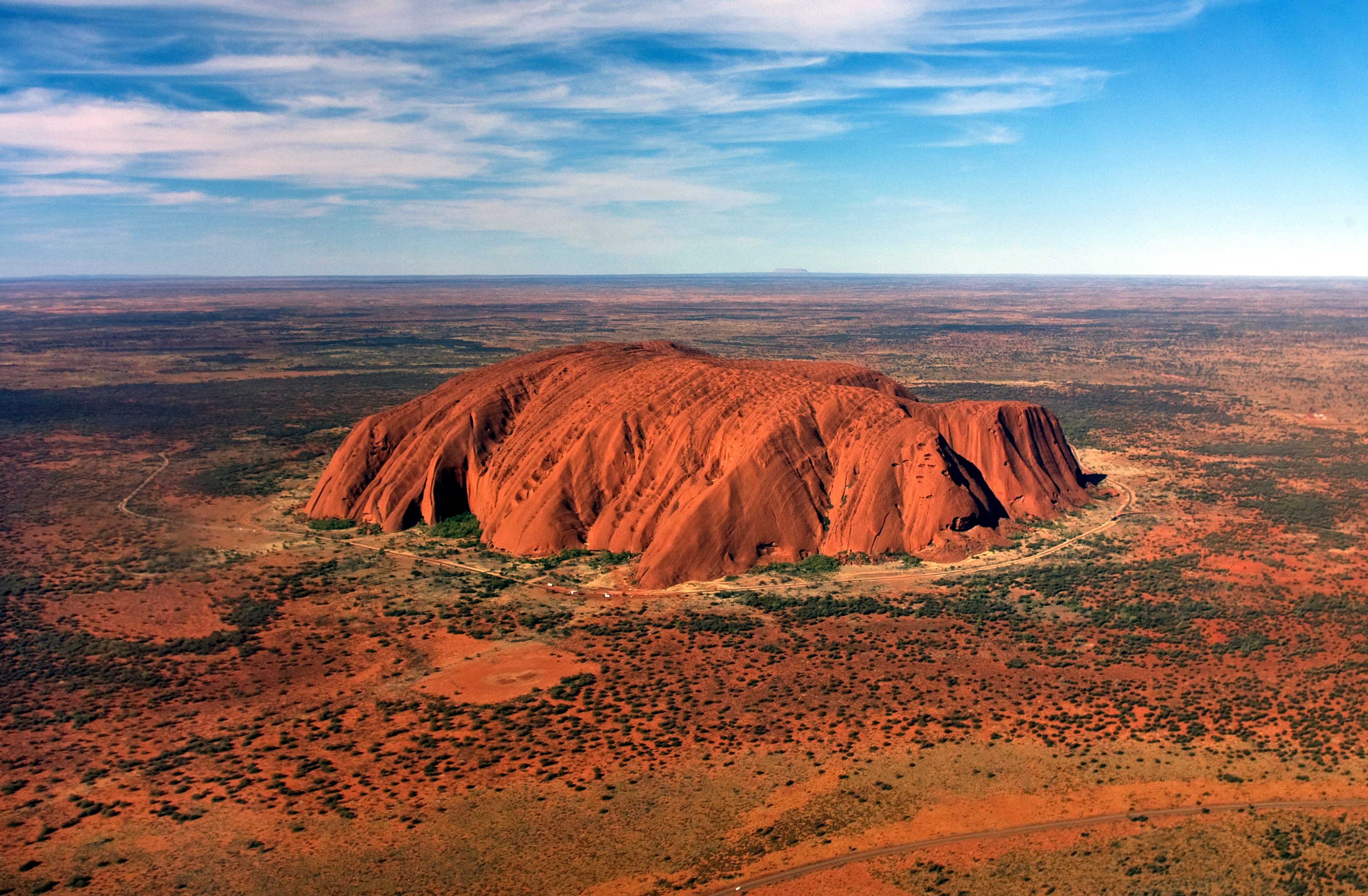 Uluru di kawasan separa gersang Australia Tengah
