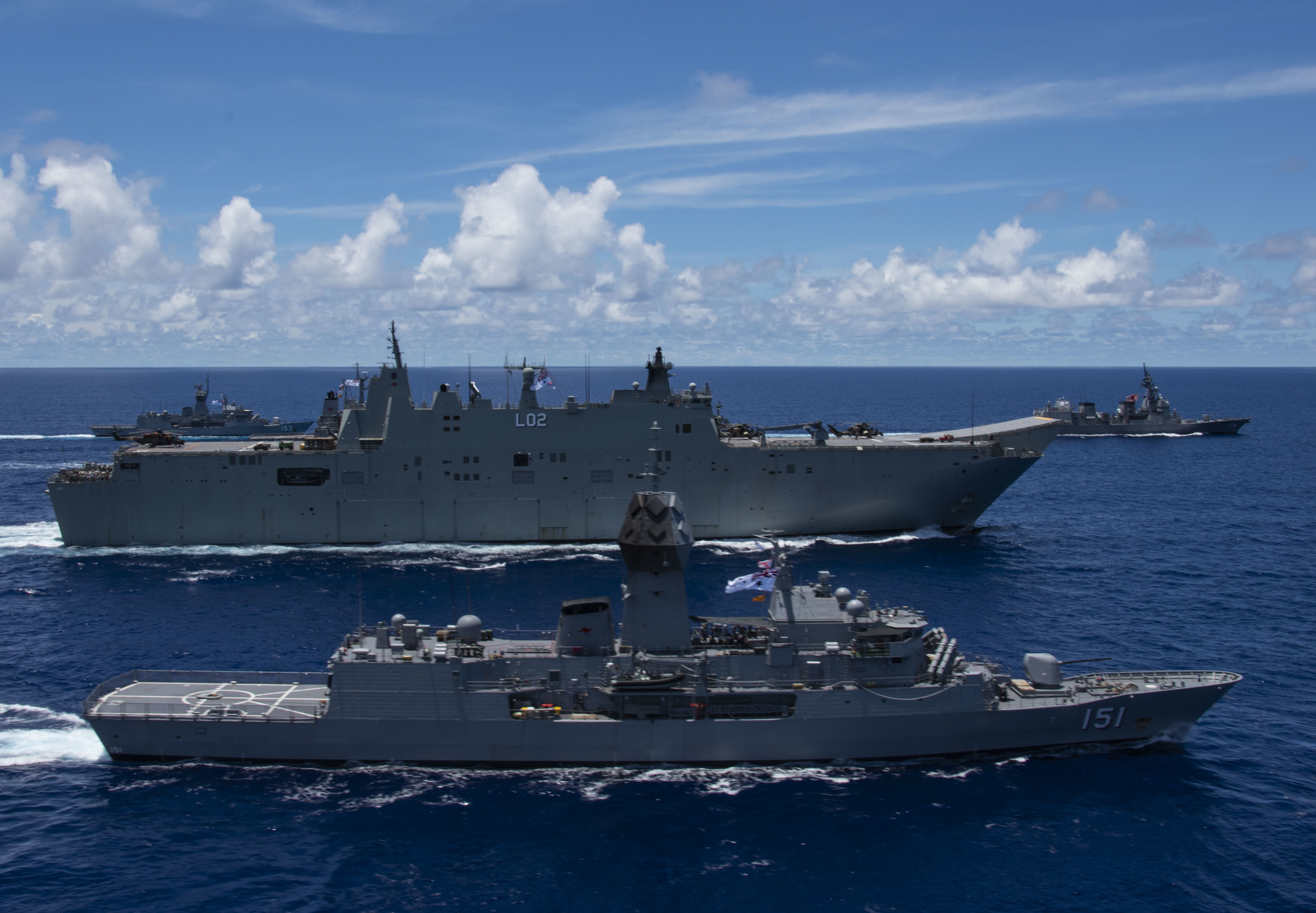 HMAS Canberra, sebuah dok pendaratan helikopter kelas Canberra, dan HMAS Arunta, sebuah frigat kelas Anzac, berlayar dalam formasi