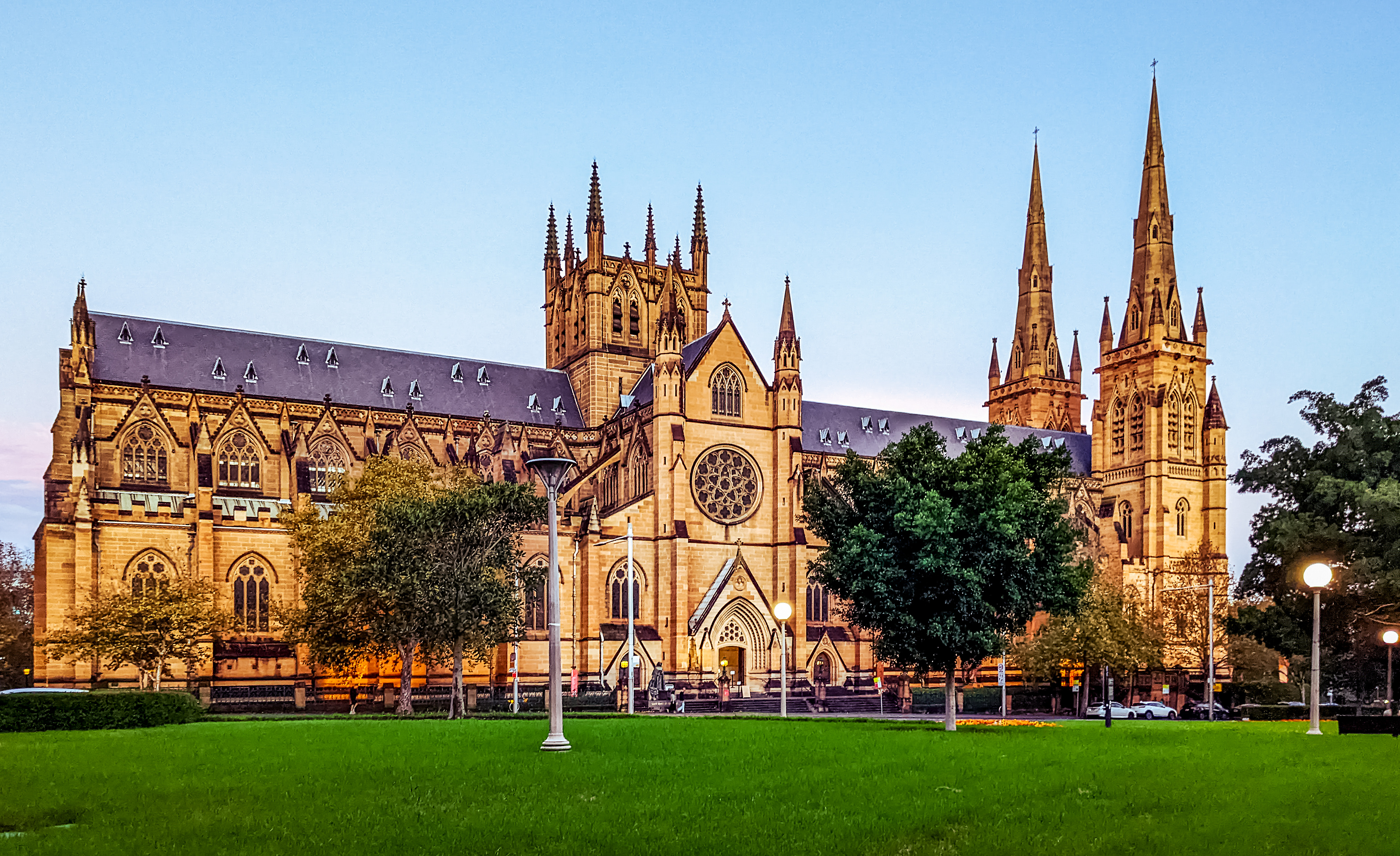 Katedral St Mary di Sydney milik Gereja Roman Katolik, denominasi agama terbesar di Australia.