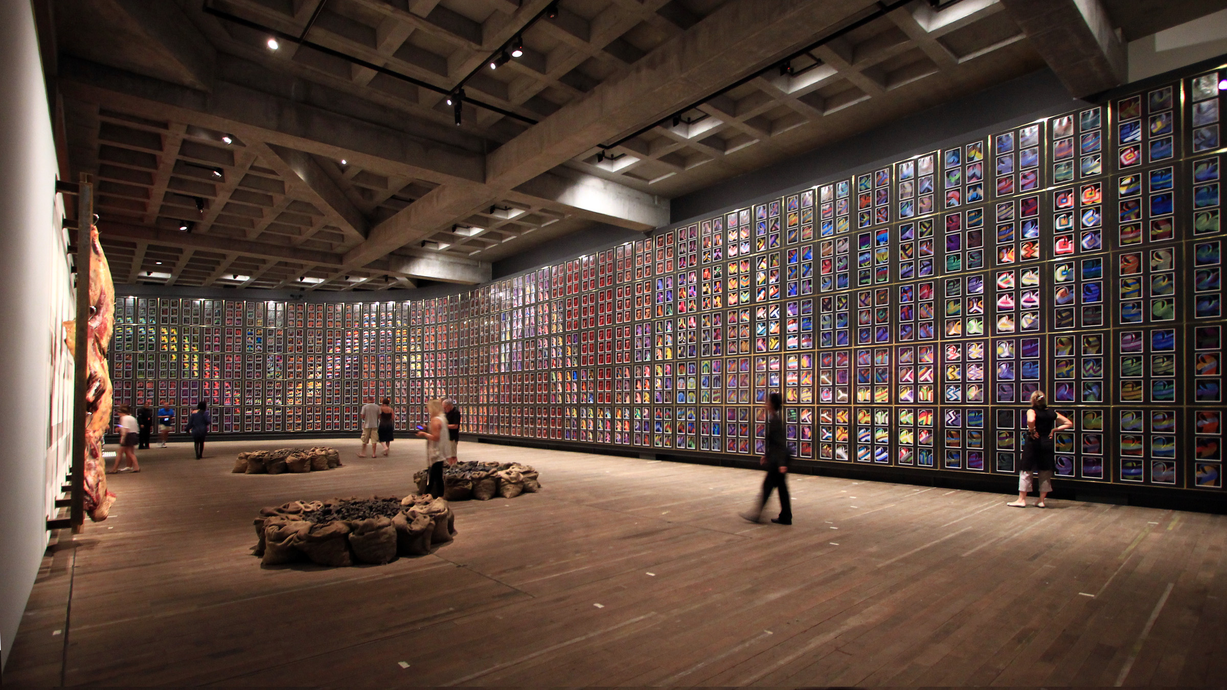 Disimpan di Muzium Seni Lama dan Baru di Hobart, Tasmania, mural Snake (1970) oleh Sidney Nolan diilhamkan oleh mitos penciptaan Orang Asli mengenai Ular Pelangi, serta bunga gurun yang mekar selepas kemarau.
