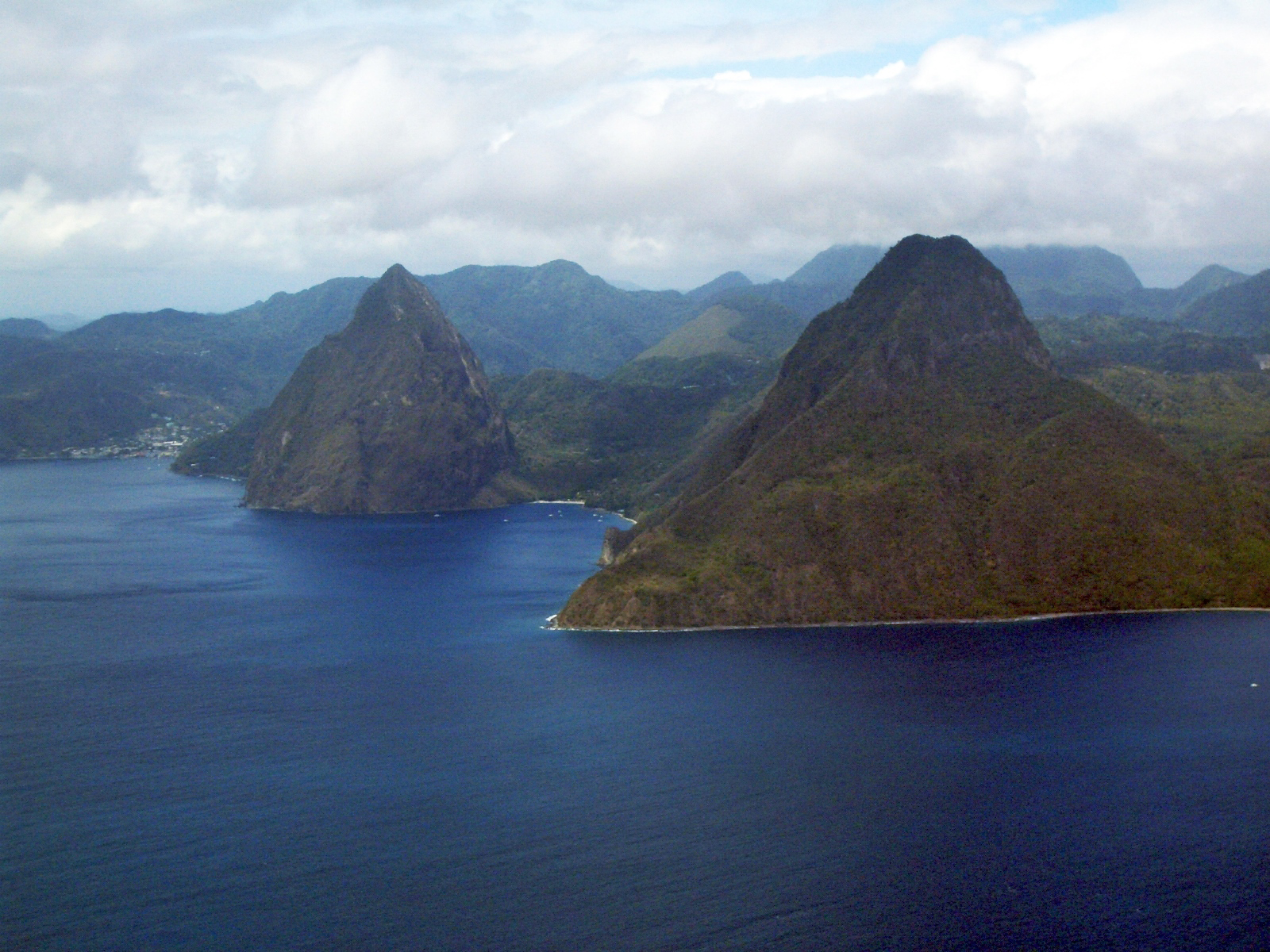 Kawasan Manajemen Pitons, sebuah Situs Warisan Dunia UNESCO yang terkenal dengan dua puncak vulkaniknya.