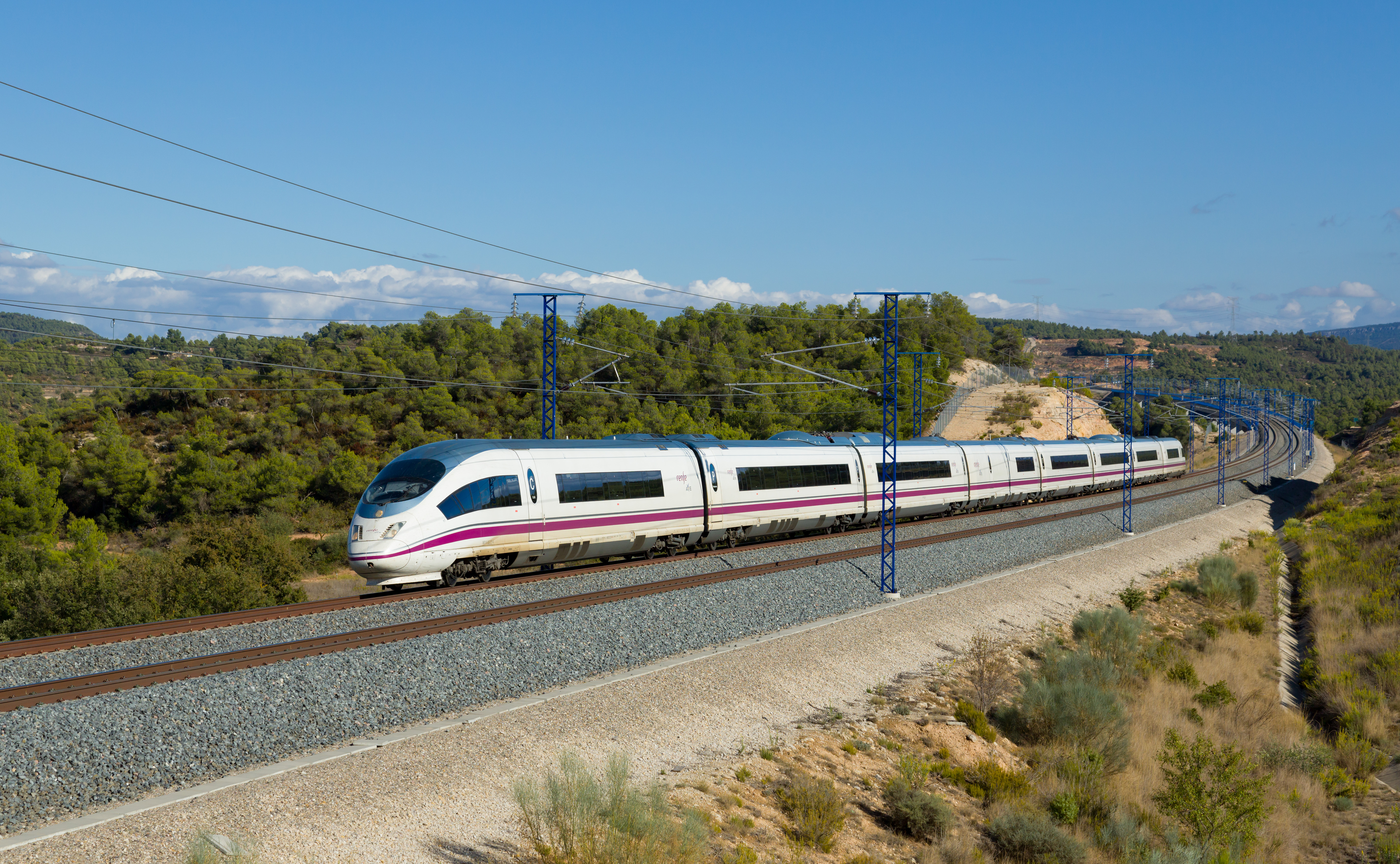 Kereta AVE Class 103 berkecepatan tinggi di dekat Vinaixa, jalur Madrid-Barcelona. Spanyol memiliki jaringan kereta api berkecepatan tinggi terpanjang di Eropa.