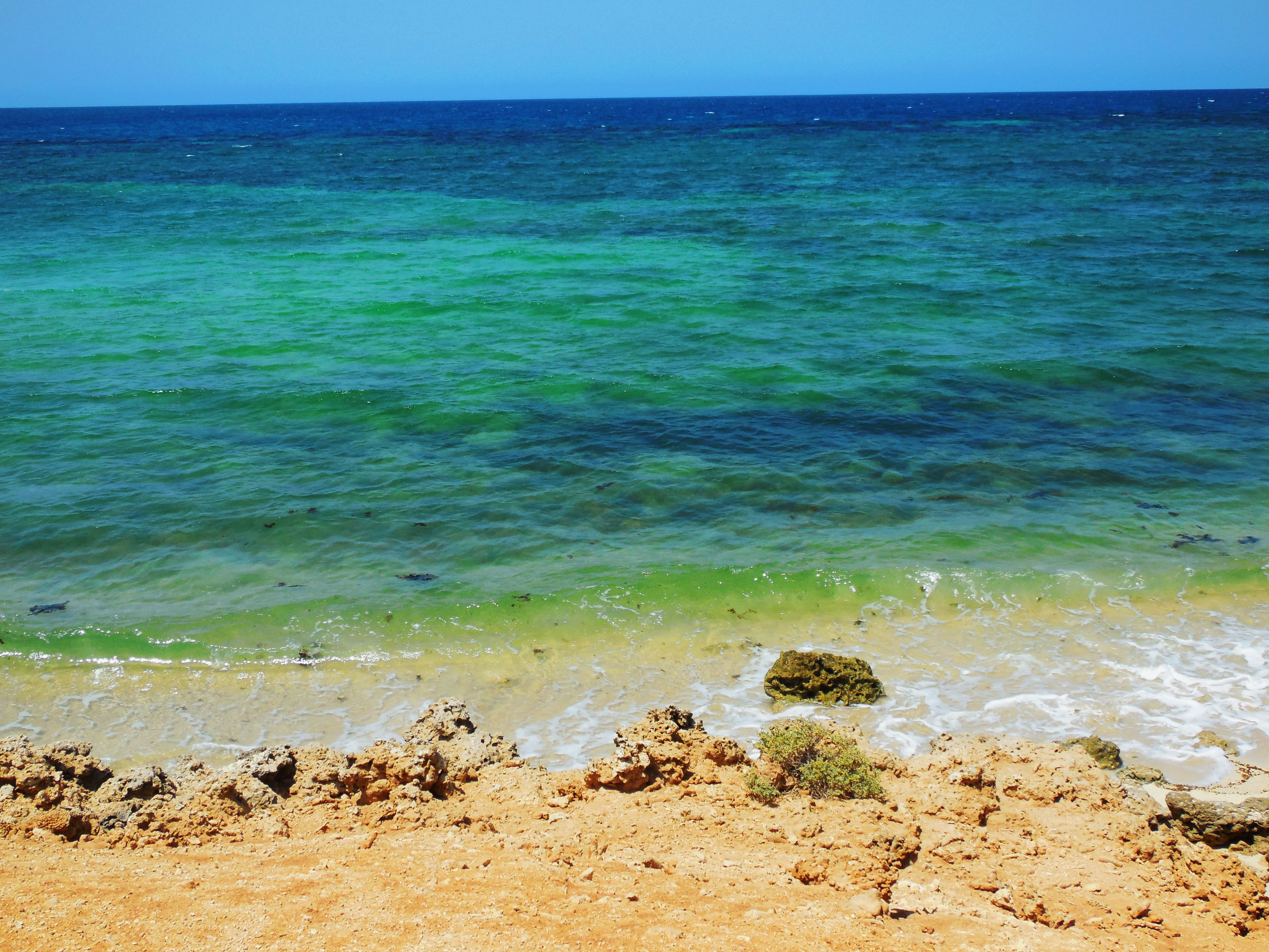 Pantai selatan Bandar Raya Djibouti, menghadap Teluk Aden.