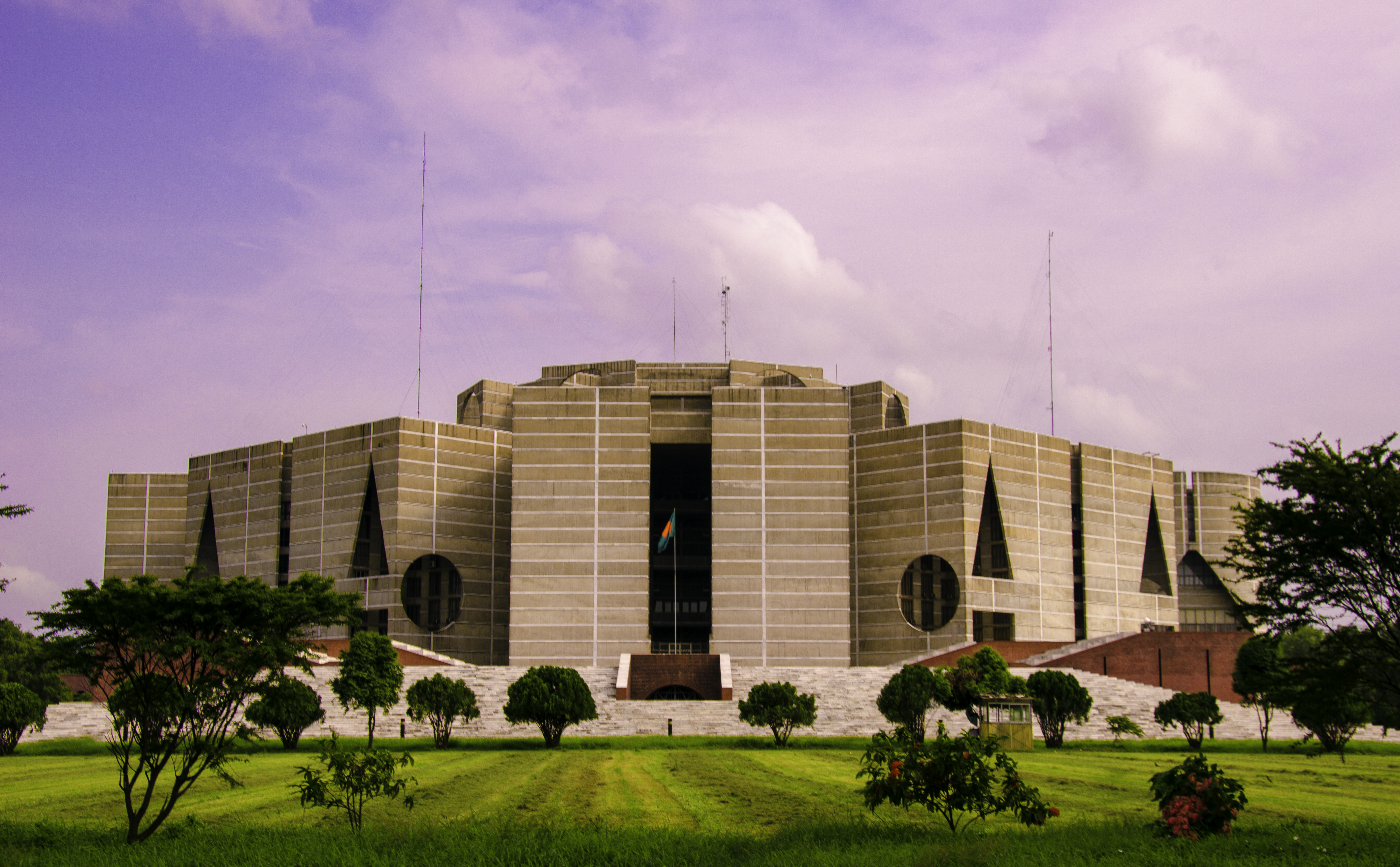 Gedung Parlemen Nasional di Sher-e-Bangla Nagar, sebuah lingkungan yang dinamai menurut Perdana Menteri Bengal pertama.