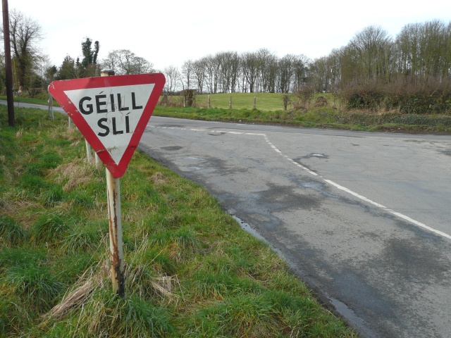 アイルランド語で書かれた道路標識(訳:ゆずれ)