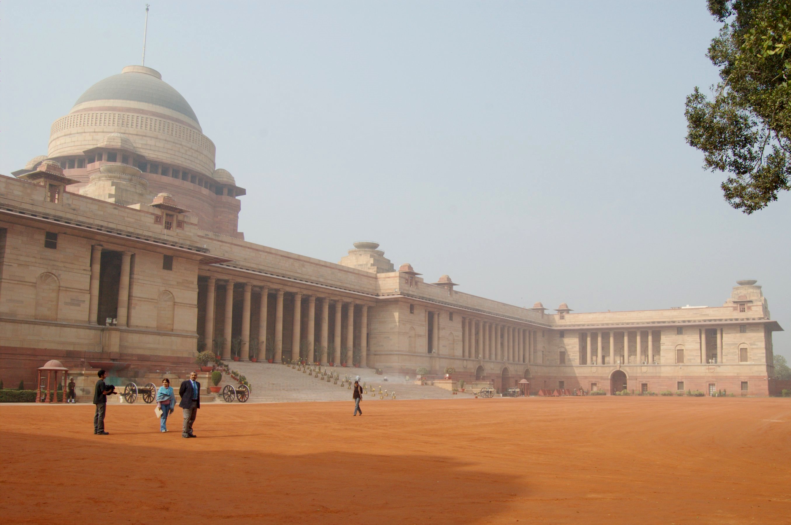 Rashtrapati Bhavan, kediaman rasmi Presiden India, direka oleh arkitek British Edwin Lutyens dan Herbert Baker untuk Viceroy India, dan dibina antara 1911 dan 1931 semasa Raj British.