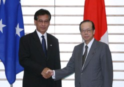 FSM President Manny Mori (left) with Japanese Prime Minister Yasuo Fukuda (right) in Tokyo, November 30, 2007, highlighting diplomatic ties.