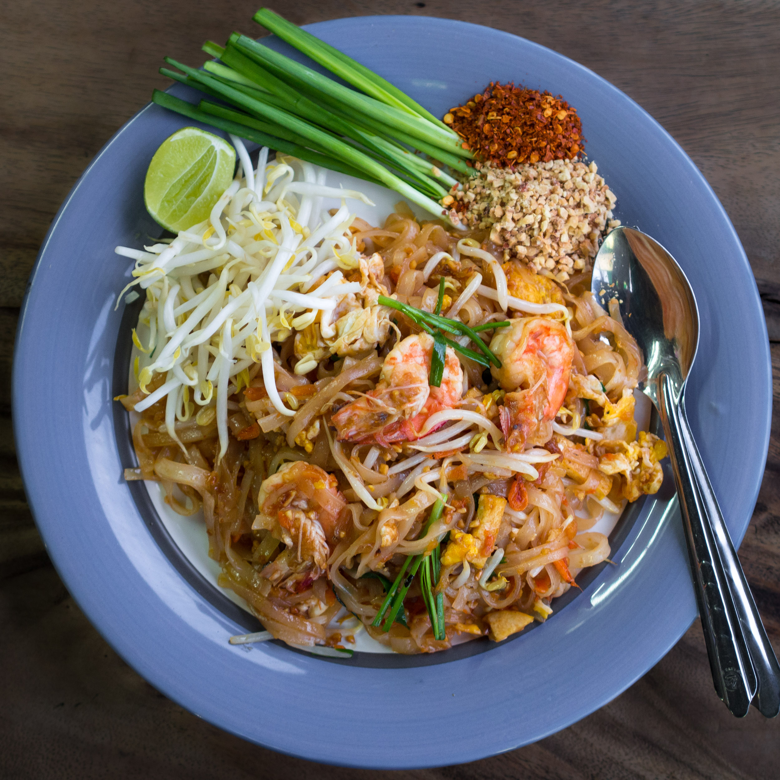 Pad Thai disediakan di gerai jalanan