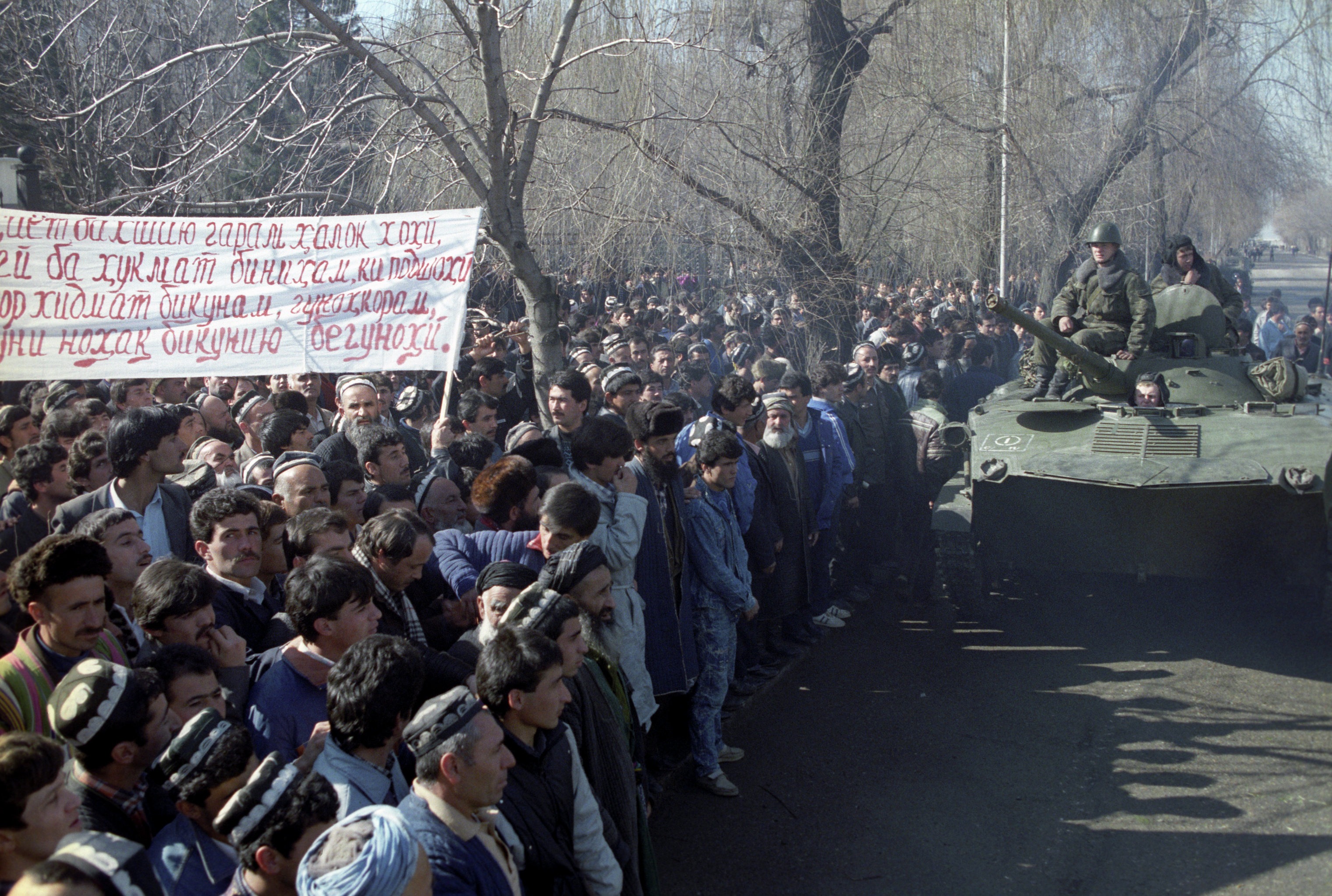 Kerusuhan Dushanbe pada Februari 1990, salah satu pemicu menuju kemerdekaan dan konflik internal.