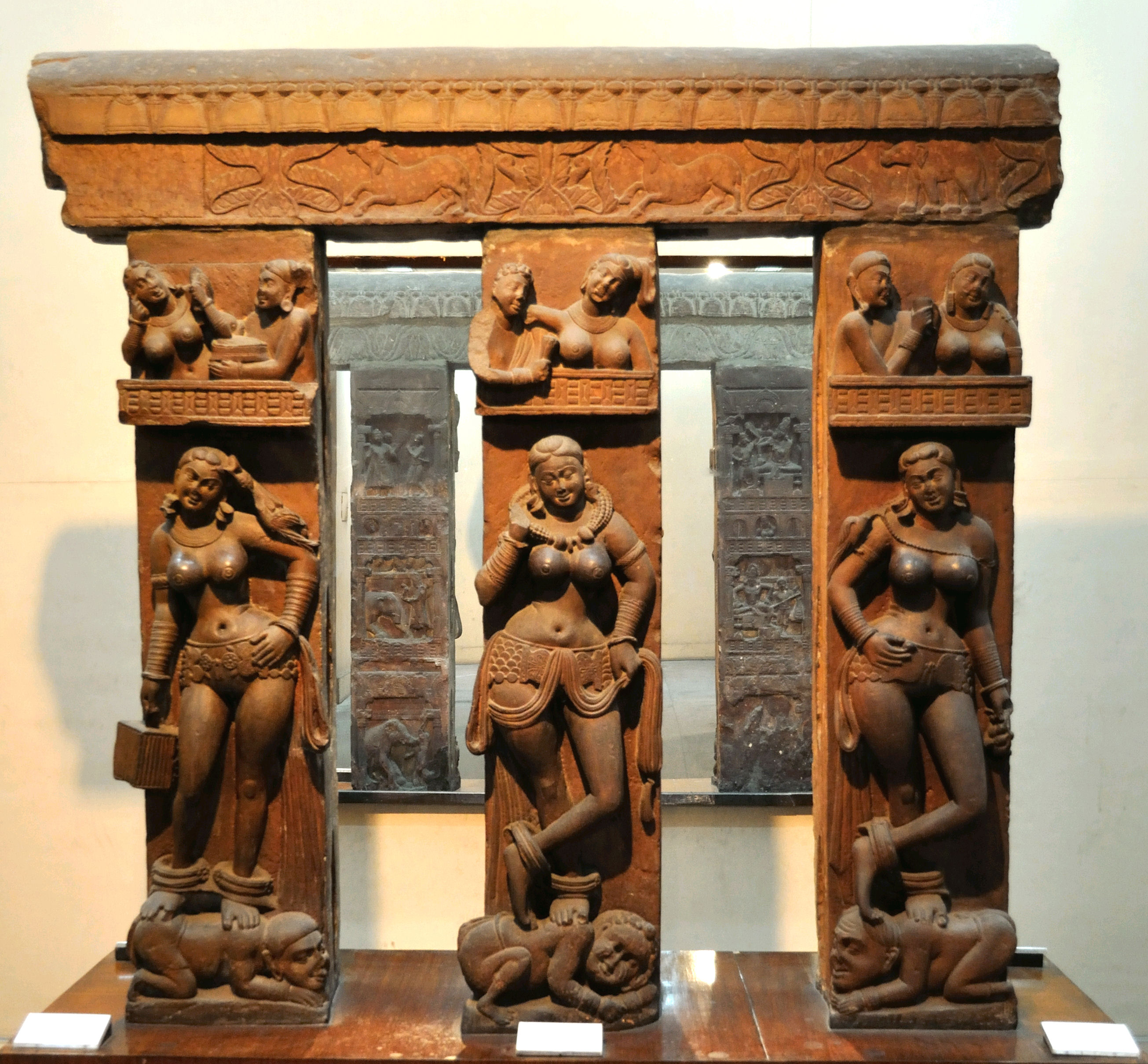 Relief Buddha Bhutesvara Yakshis dari Mathura, abad ke-2 M