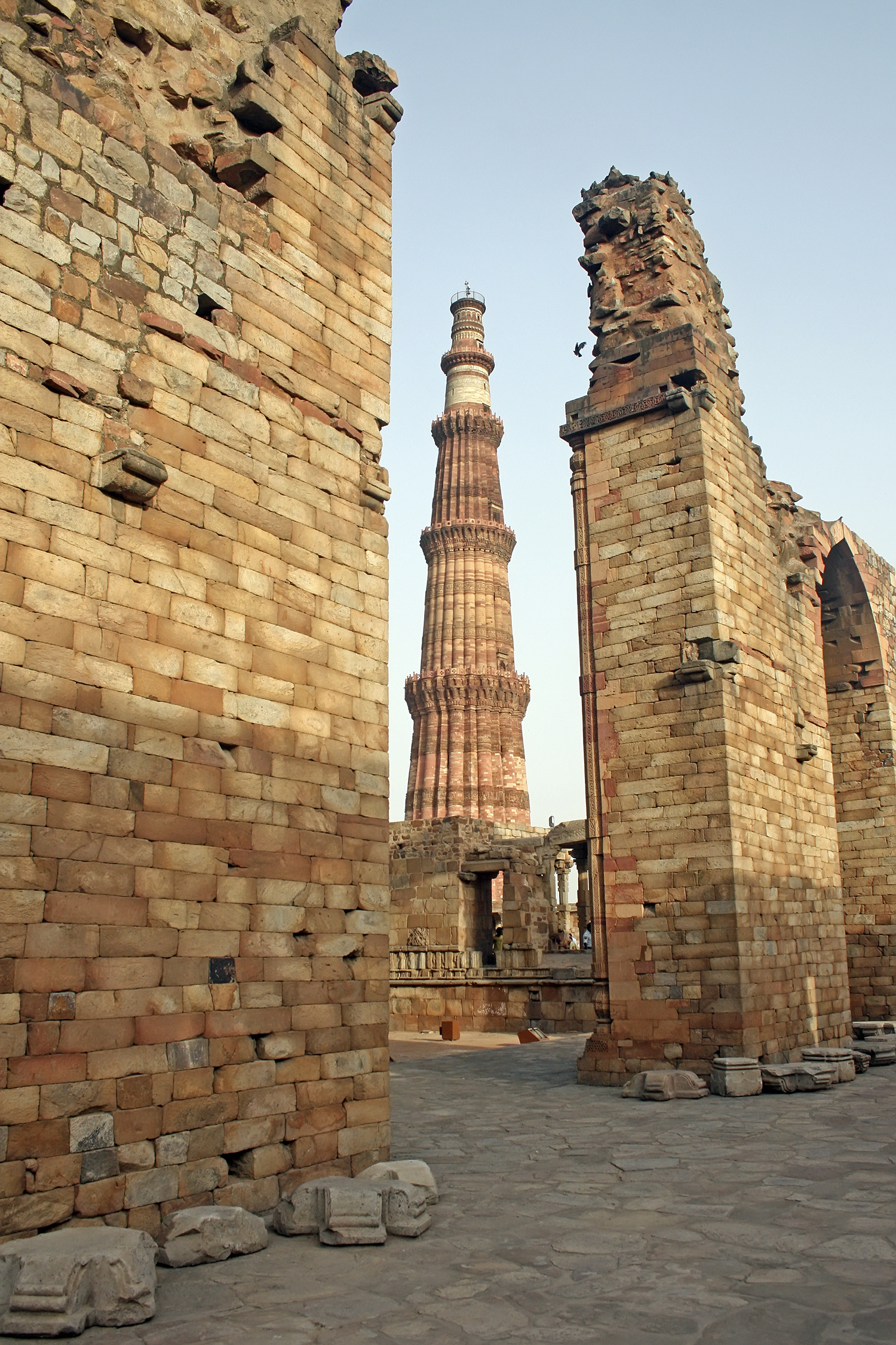 Qutub Minar, setinggi 73 m, disiapkan oleh Sultan Delhi, Iltutmish