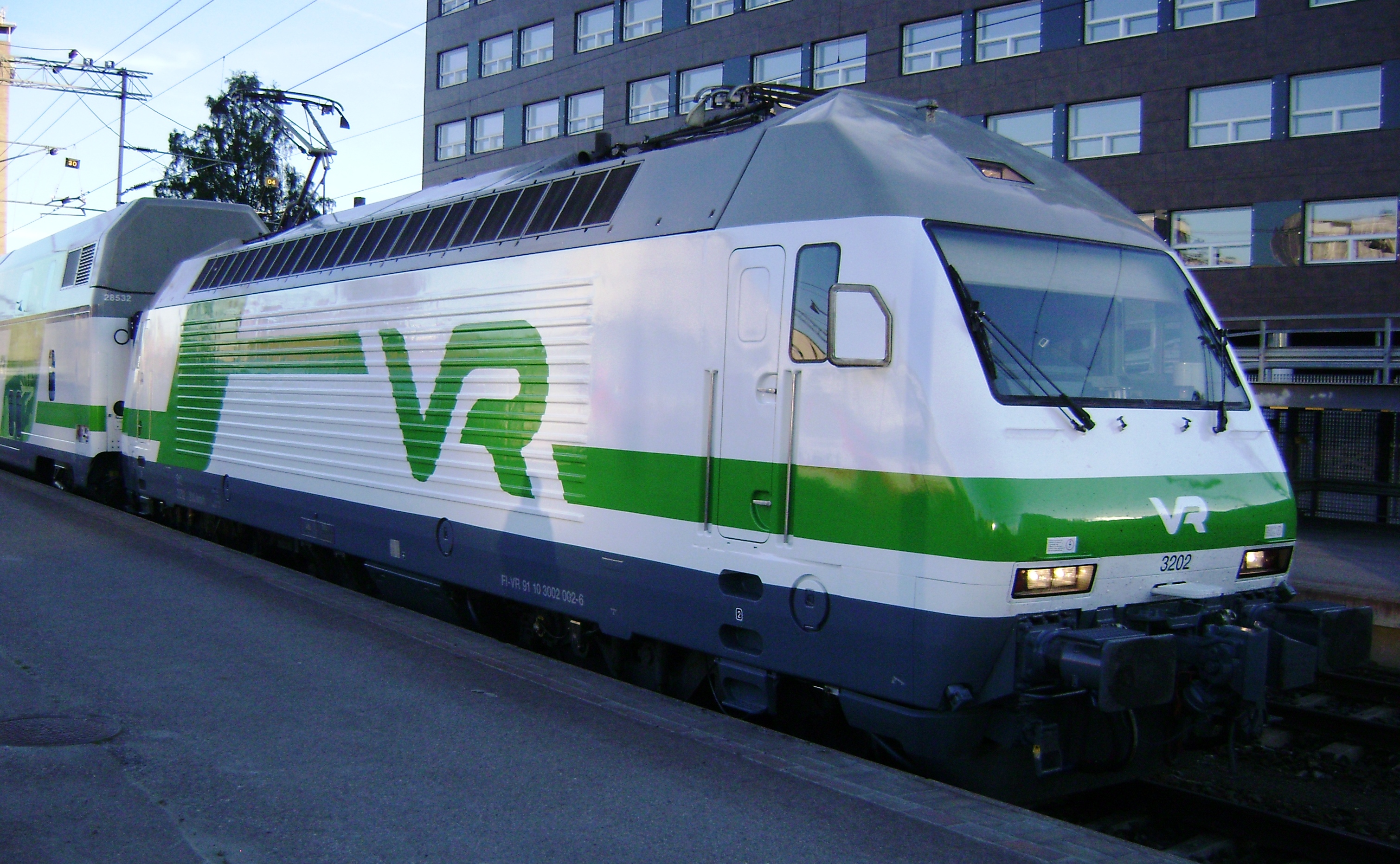 VR Sr2機関車。国有のVRグループがフィンランドの主要都市を結ぶ鉄道網を運営している。