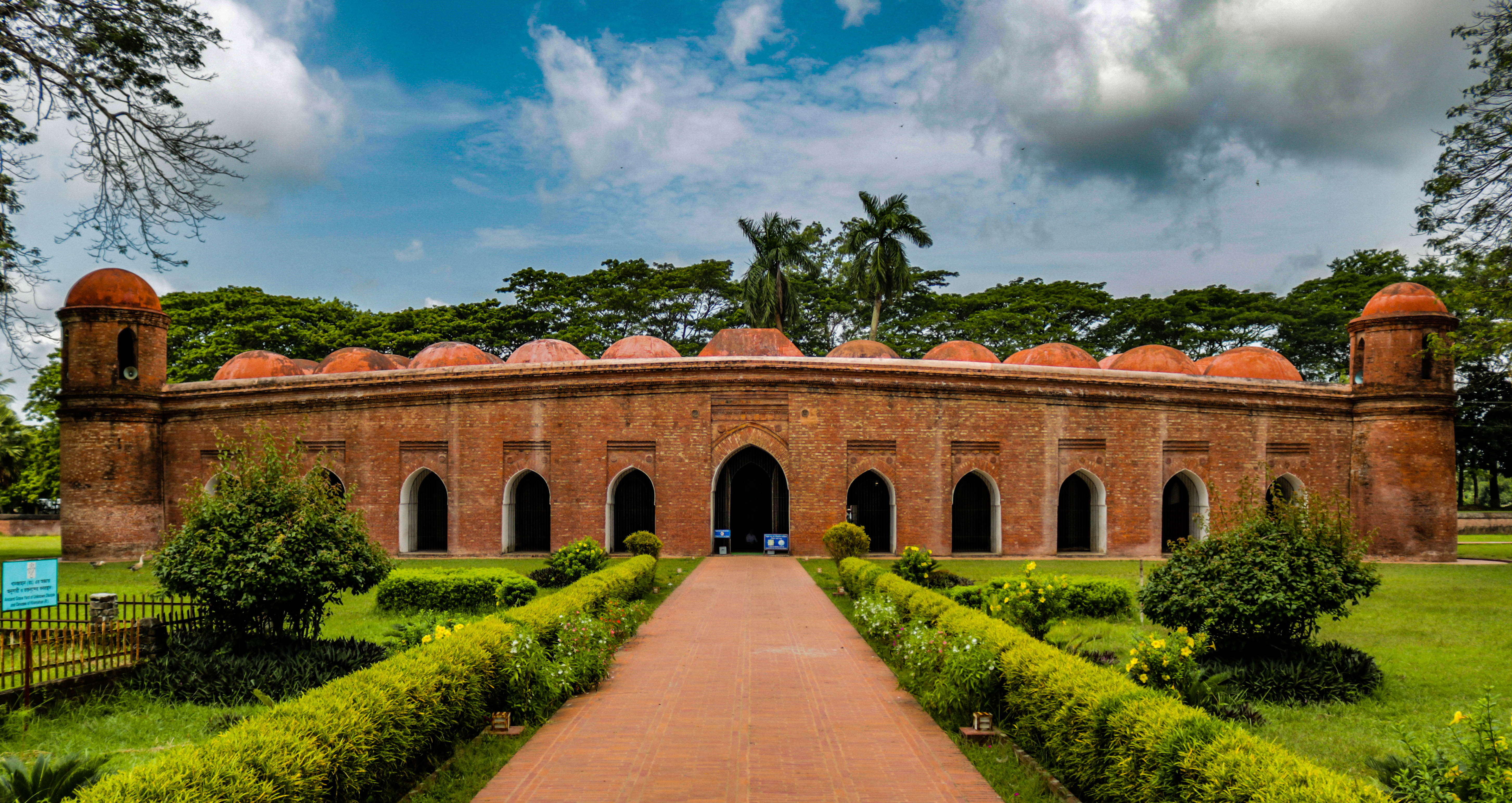 Masjid Enam Puluh Kubah di Kota Masjid Bagerhat adalah salah satu masjid terbesar dari periode Kesultanan Benggala.