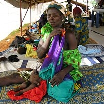 Seorang wanita luar bandar menjaga anaknya yang kekurangan zat makanan di pusat bantuan Maradi MSF, semasa krisis makanan Niger 2005-06. Walaupun Wilayah Maradi adalah jelapang padi Niger, hanya pada abad ke-20 sahaja telah menyaksikan tiga kemarau Sahel terburuk yang telah menjejaskan keselamatan makanan secara serius walaupun di kawasan paling subur di Niger.