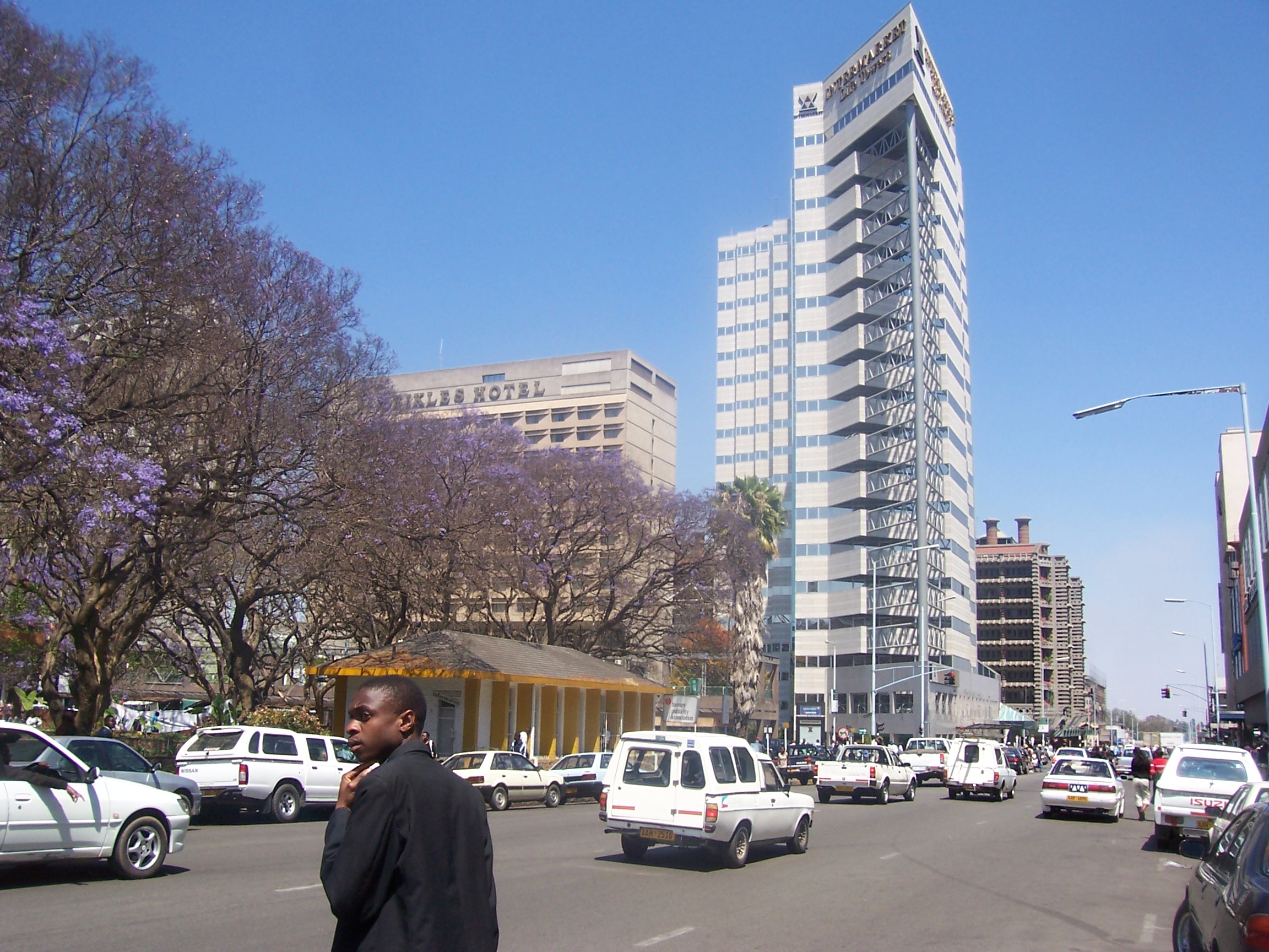 Pemandangan jalan di Harare, ibu negara Zimbabwe.