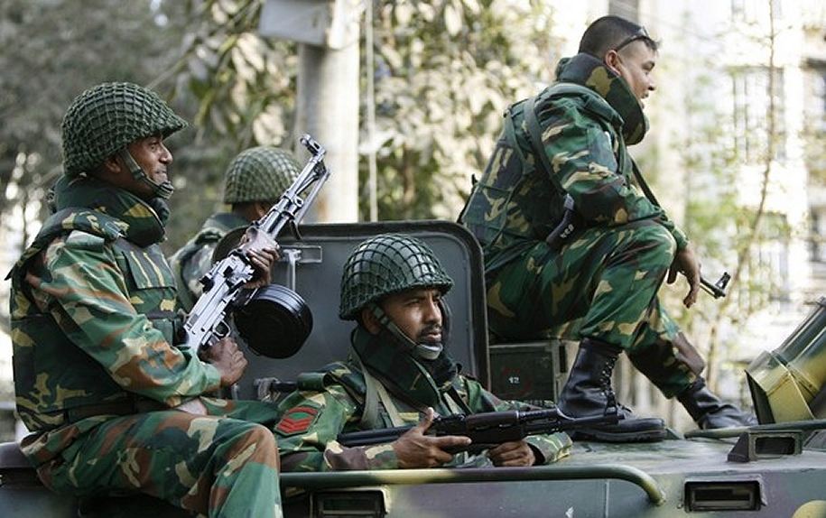 Personel Angkatan Darat Bangladesh di atas BTR-80.