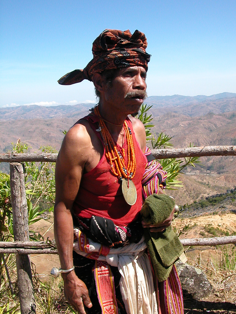Lelaki Timor Leste berpakaian tradisional.