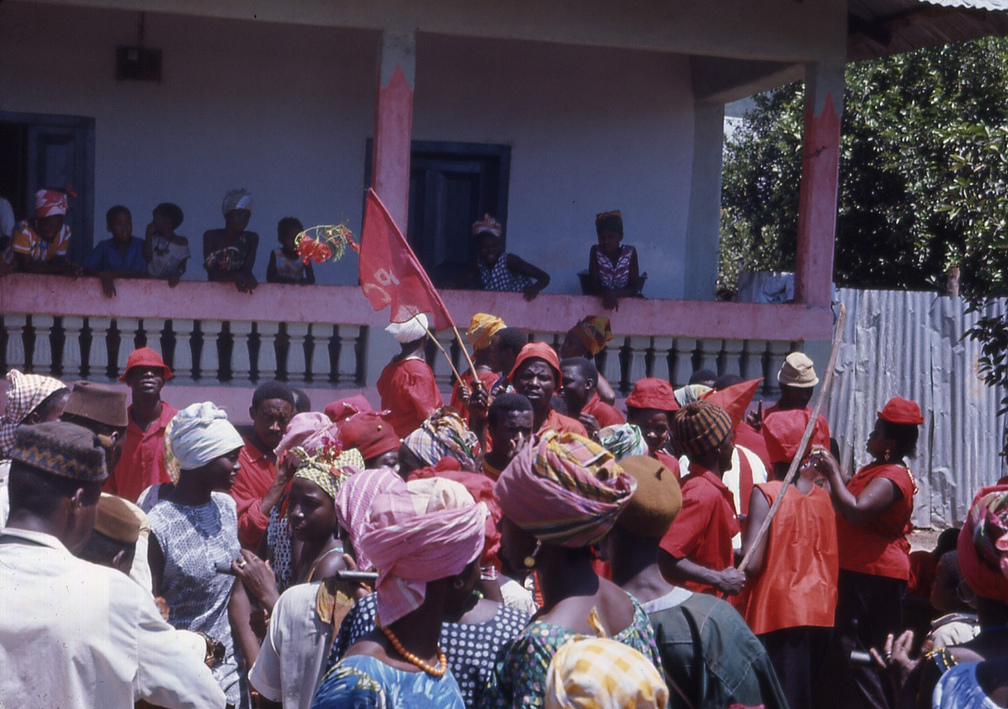Perhimpunan politik APC di bandar utara Kabala di luar rumah penyokong saingan SLPP pada tahun 1968