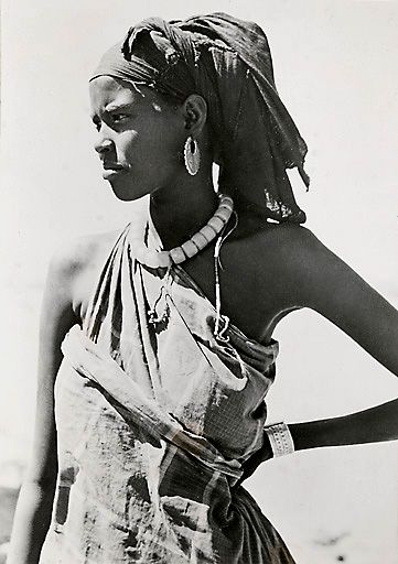 Seorang wanita orang Somali berpakaian nomad.