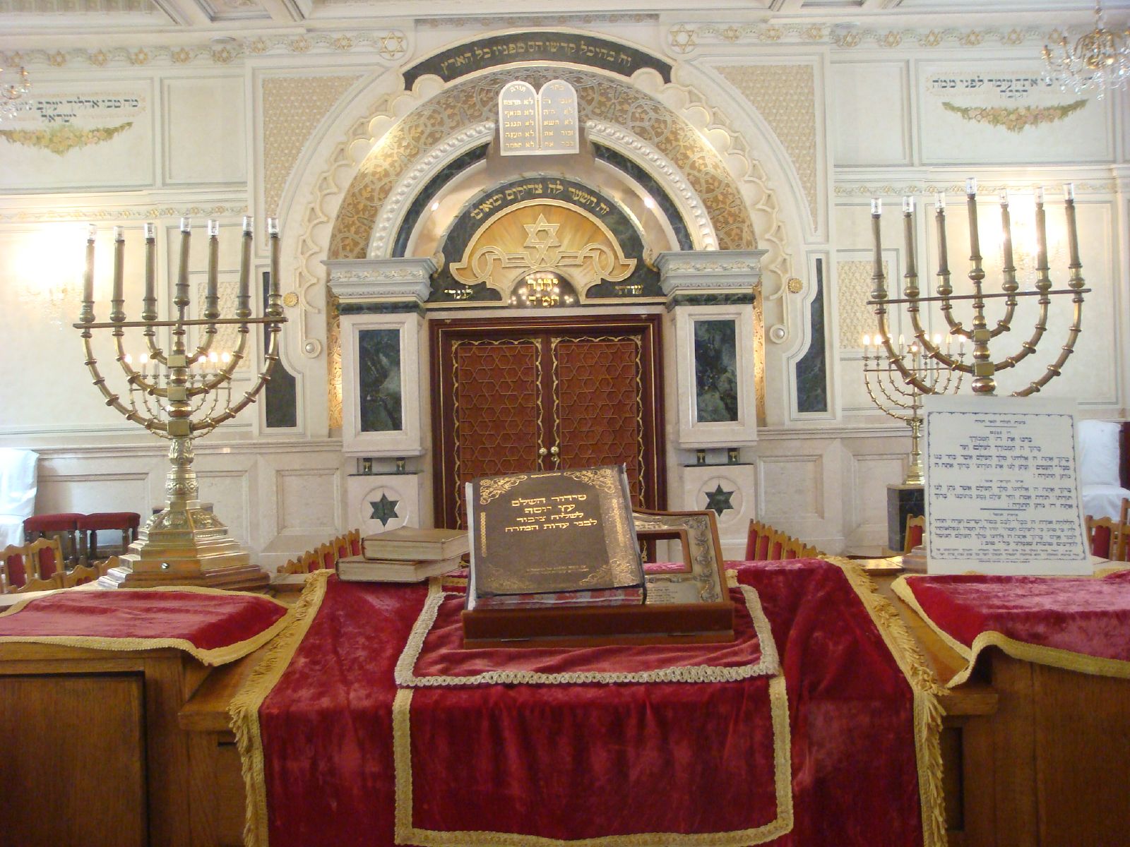 Kuil Beth-El di Casablanca, Yahudi adalah agama minoriti utama di Maghribi.