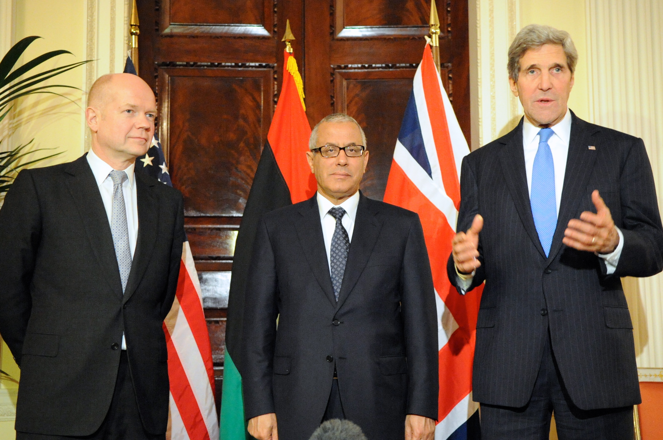 Setiausaha Luar UK William Hague bersama Perdana Menteri Libya Ali Zeidan dan Setiausaha Negara AS John Kerry, November 2013