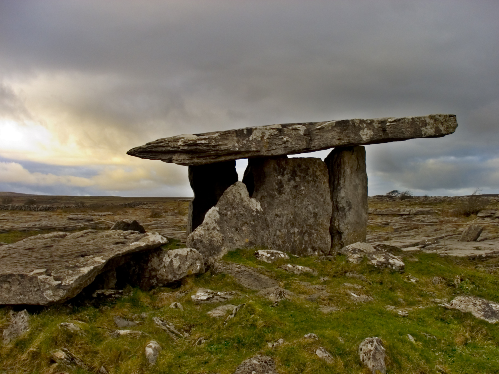 Dolmen Poulnabrone, sebuah makam portal Neolitikum di Burren, County Clare.