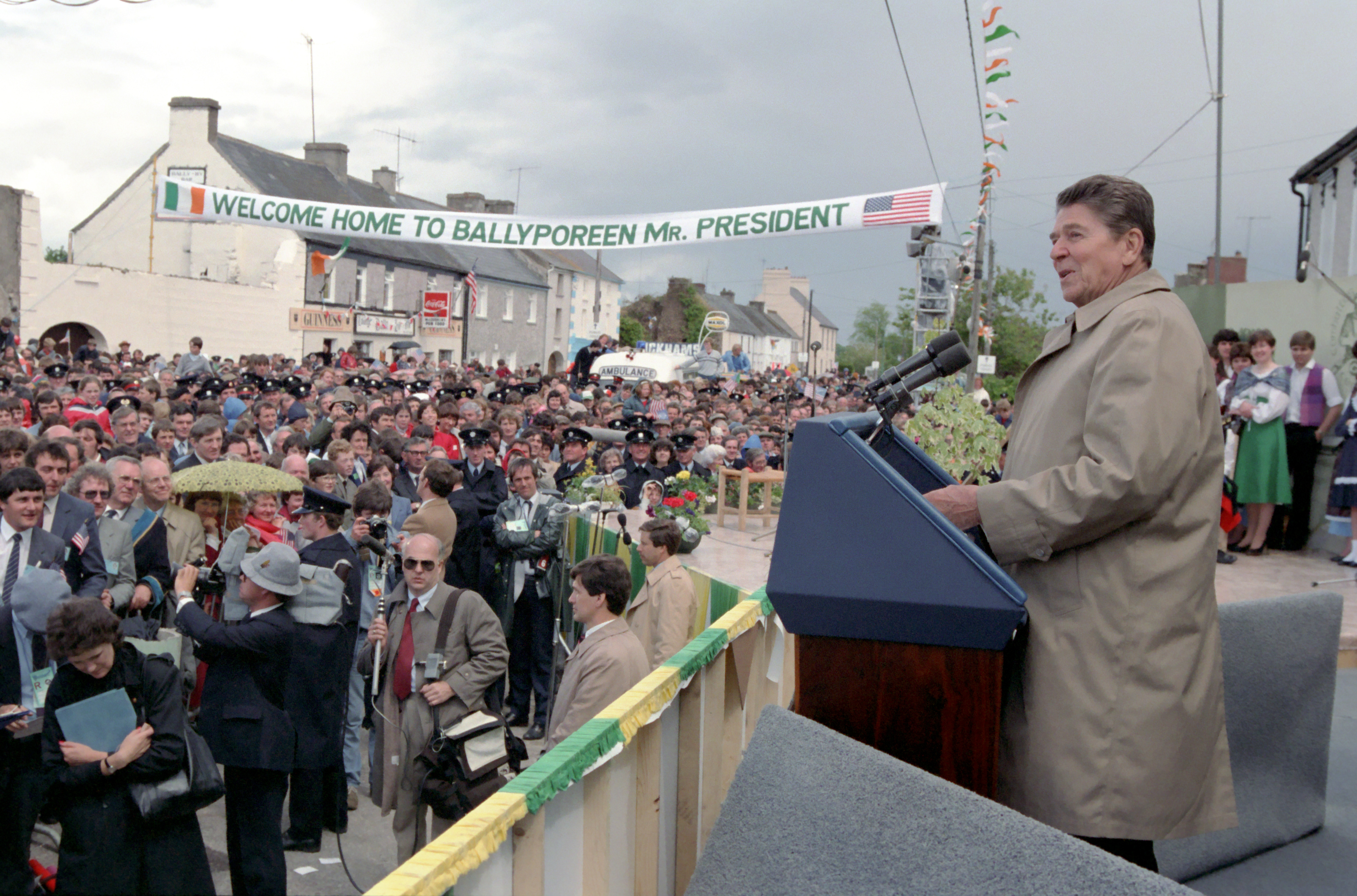 Presiden AS Ronald Reagan, yang memiliki keturunan Irlandia, berpidato di Ballyporeen, County Tipperary, pada tahun 1984.
