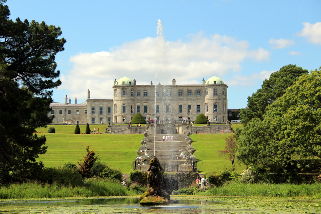 Powerscourt Estate, dekat Enniskerry di County Wicklow, dibangun pada abad ke-18 dengan gaya Palladian.