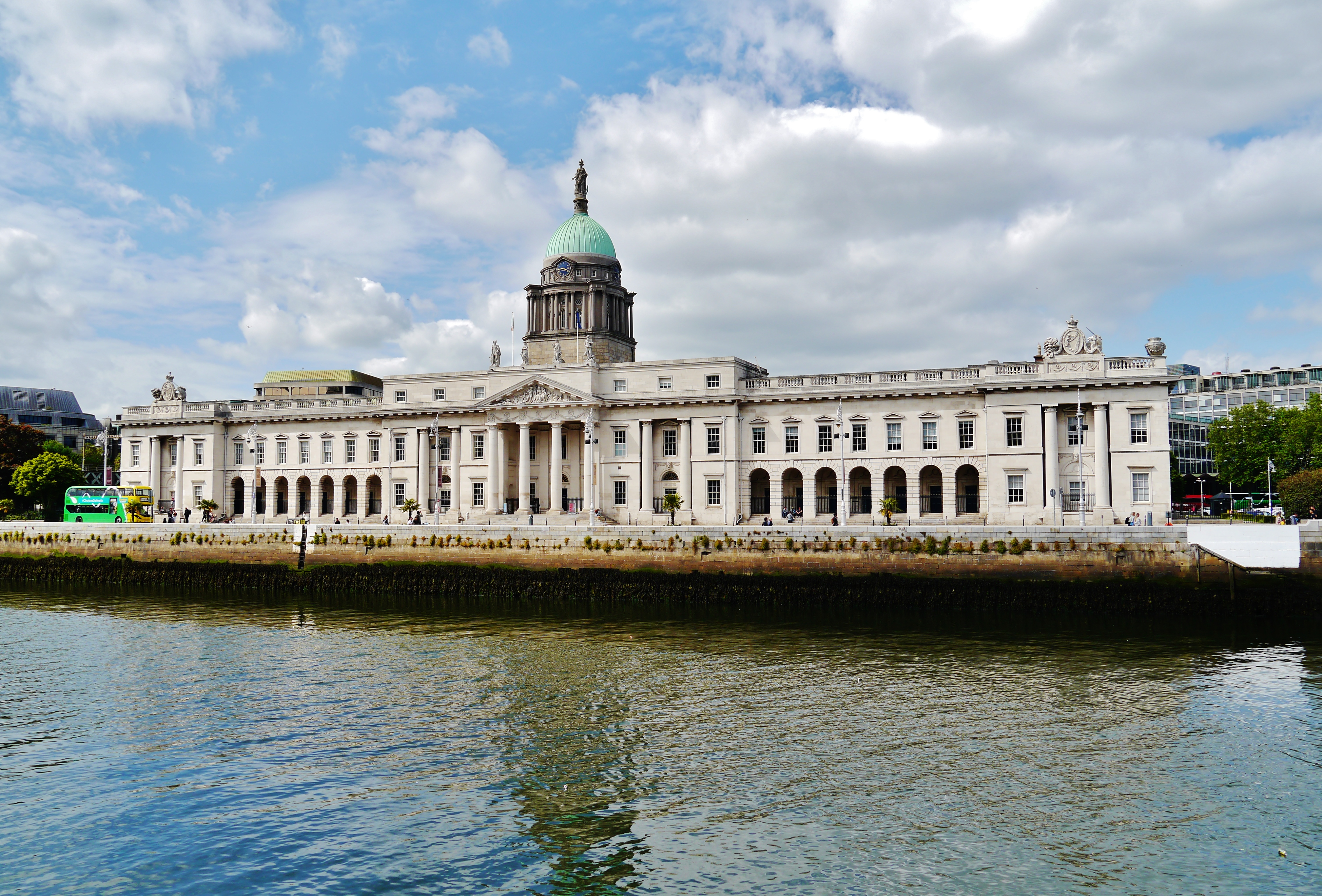 Custom House Dublin, sebuah bangunan neoklasik dari akhir abad ke-18.