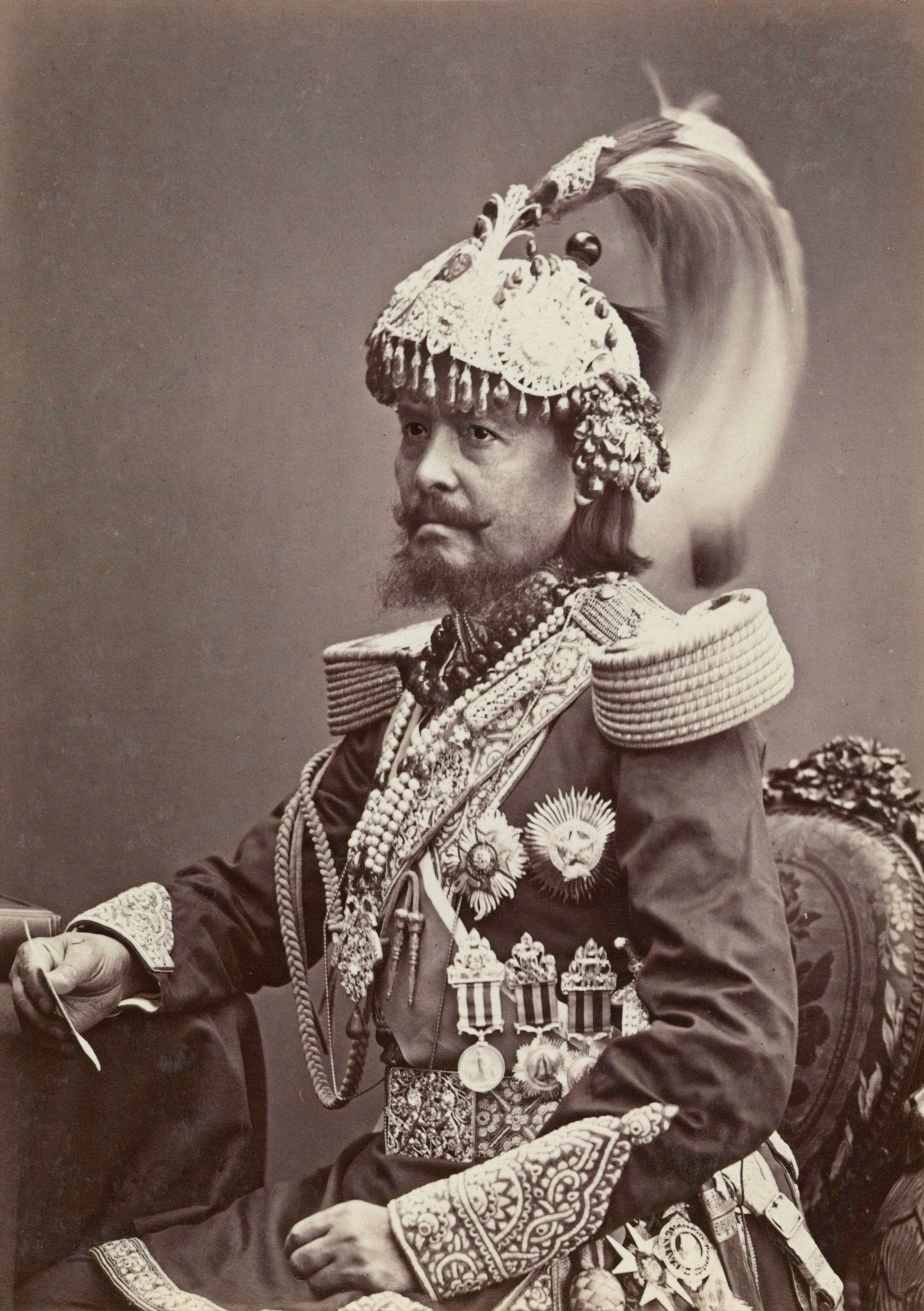 Jung Bahadur Rana, yang mendirikan rezim Rana yang otokratis pada tahun 1846 dan menerapkan kebijakan luar negeri pro-Inggris.