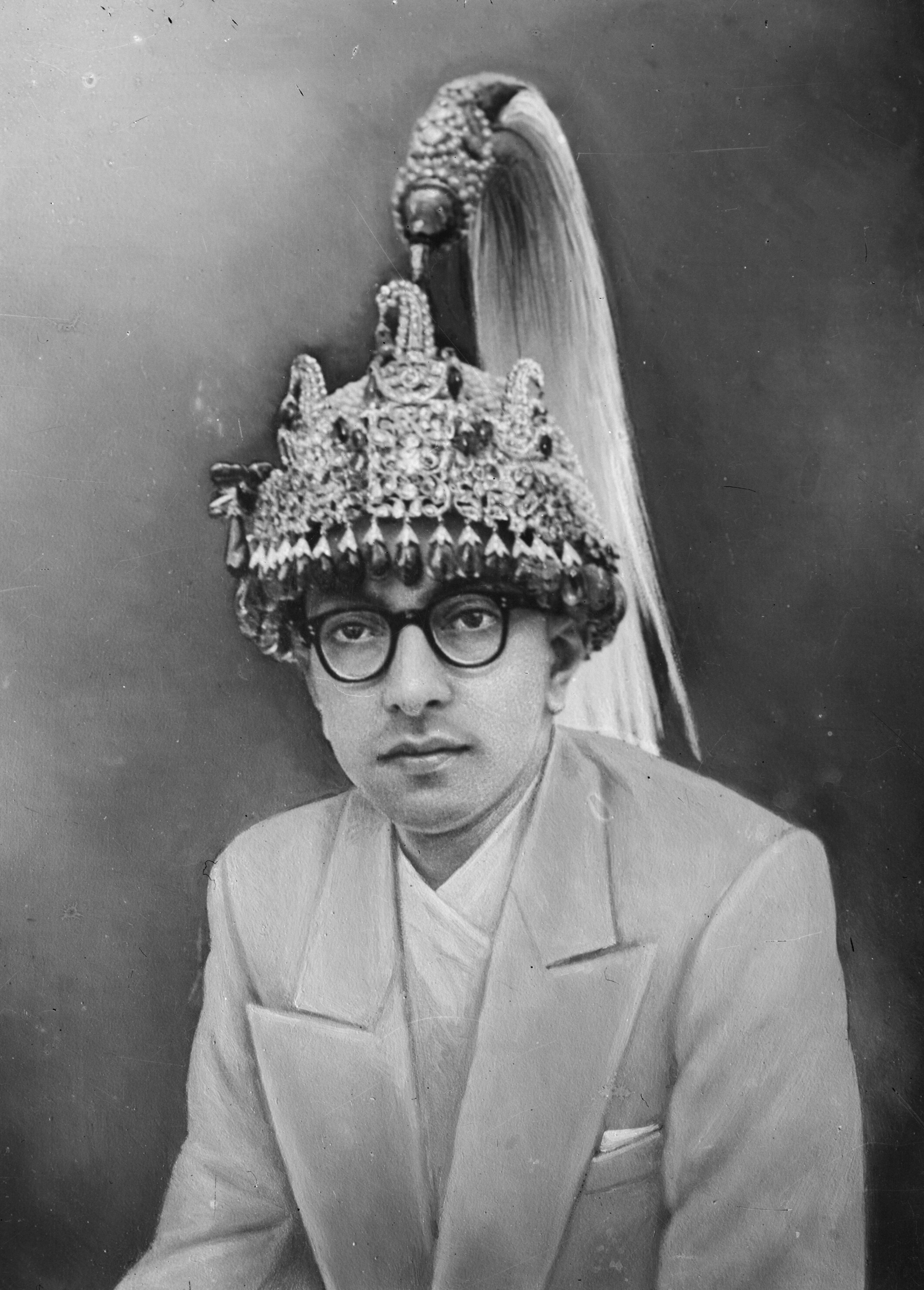 Selama pemerintahan Raja Mahendra, Nepal mengalami periode perubahan industri, politik, dan ekonomi.