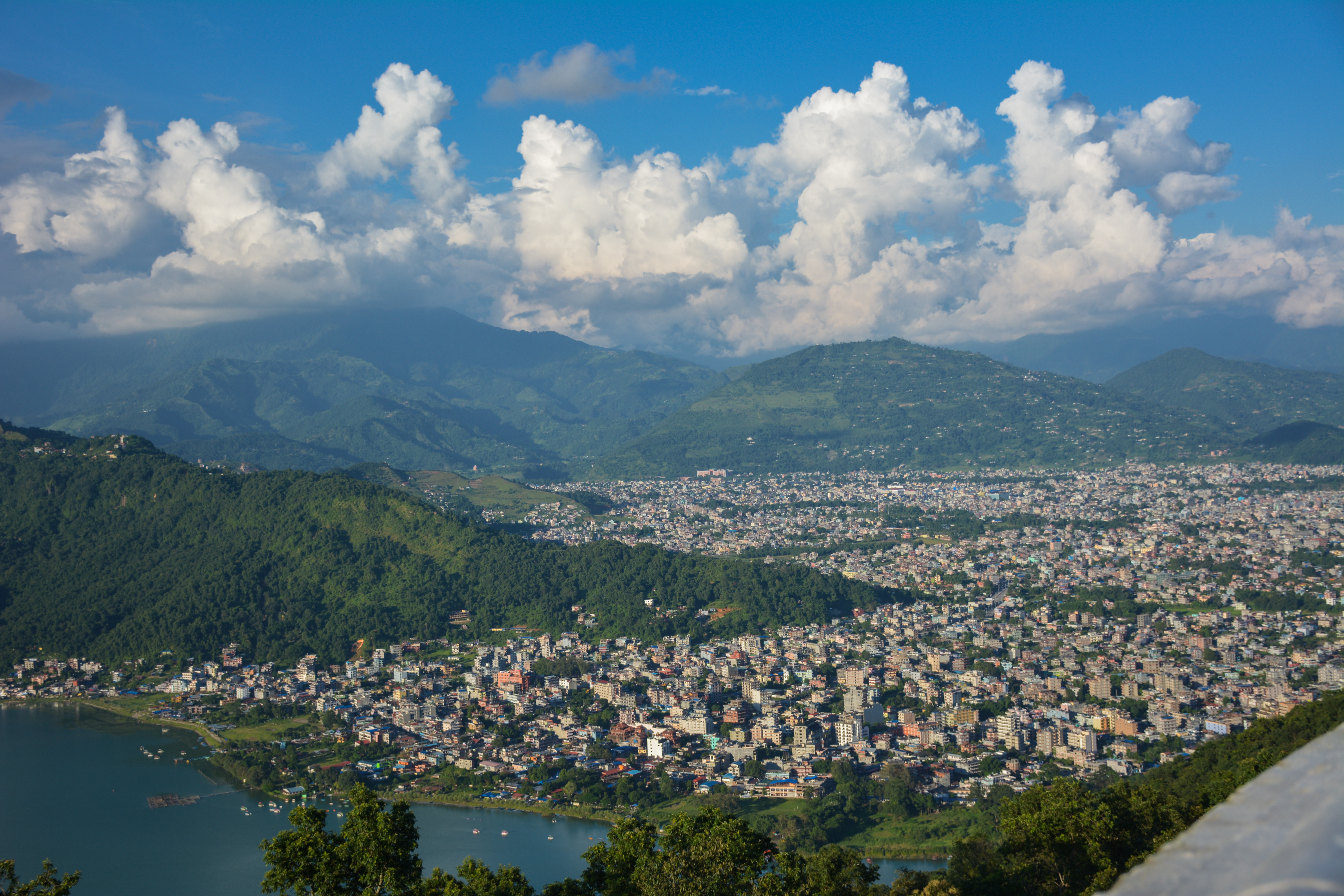Lembah Pokhara, sebuah destinasi wisata utama.