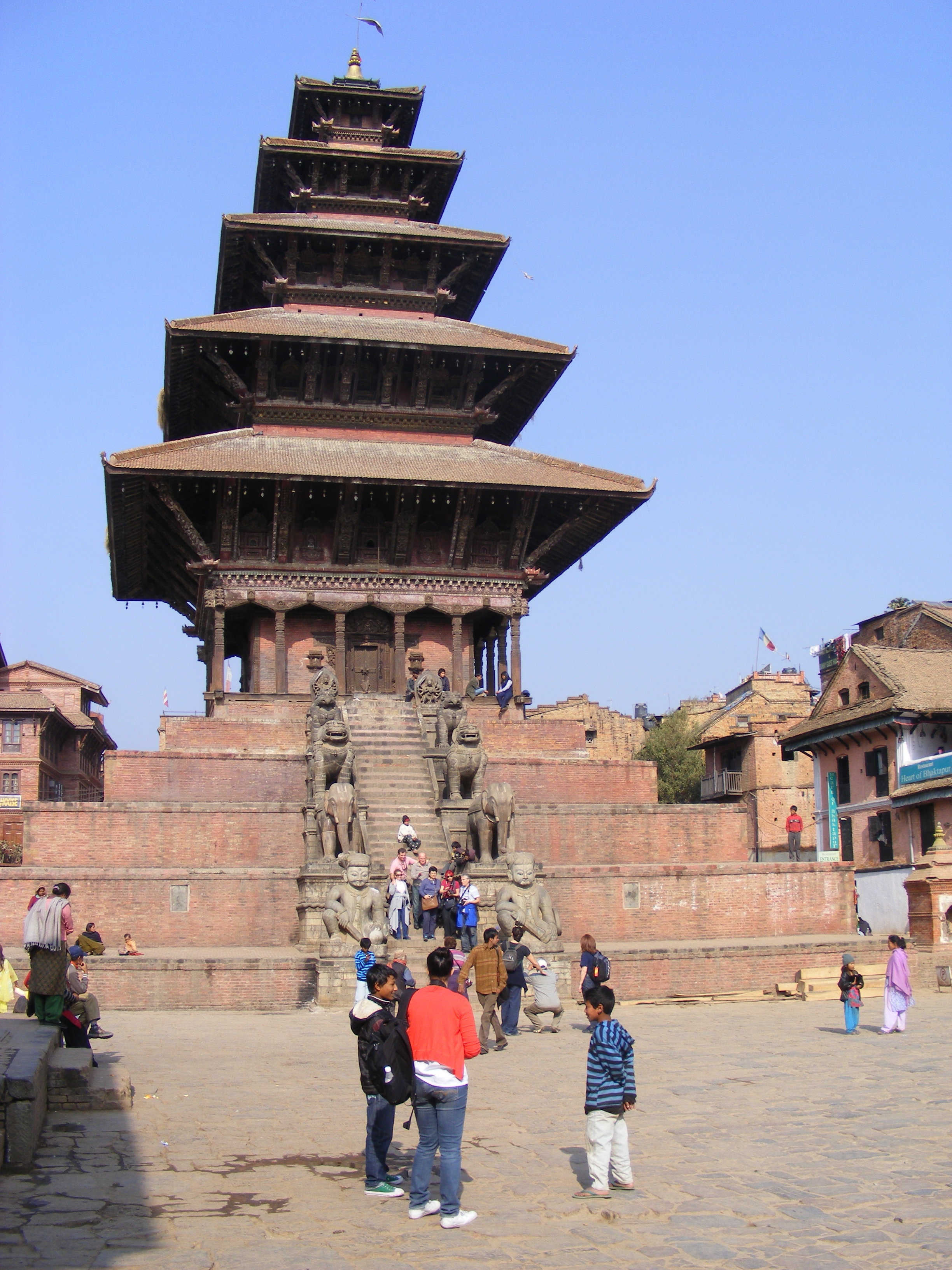 Kuil Nyatapola, sebuah pagoda lima lantai di Bhaktapur, dihiasi dengan ukiran batu, logam, dan kayu yang khas, telah bertahan setidaknya dari empat gempa bumi besar.