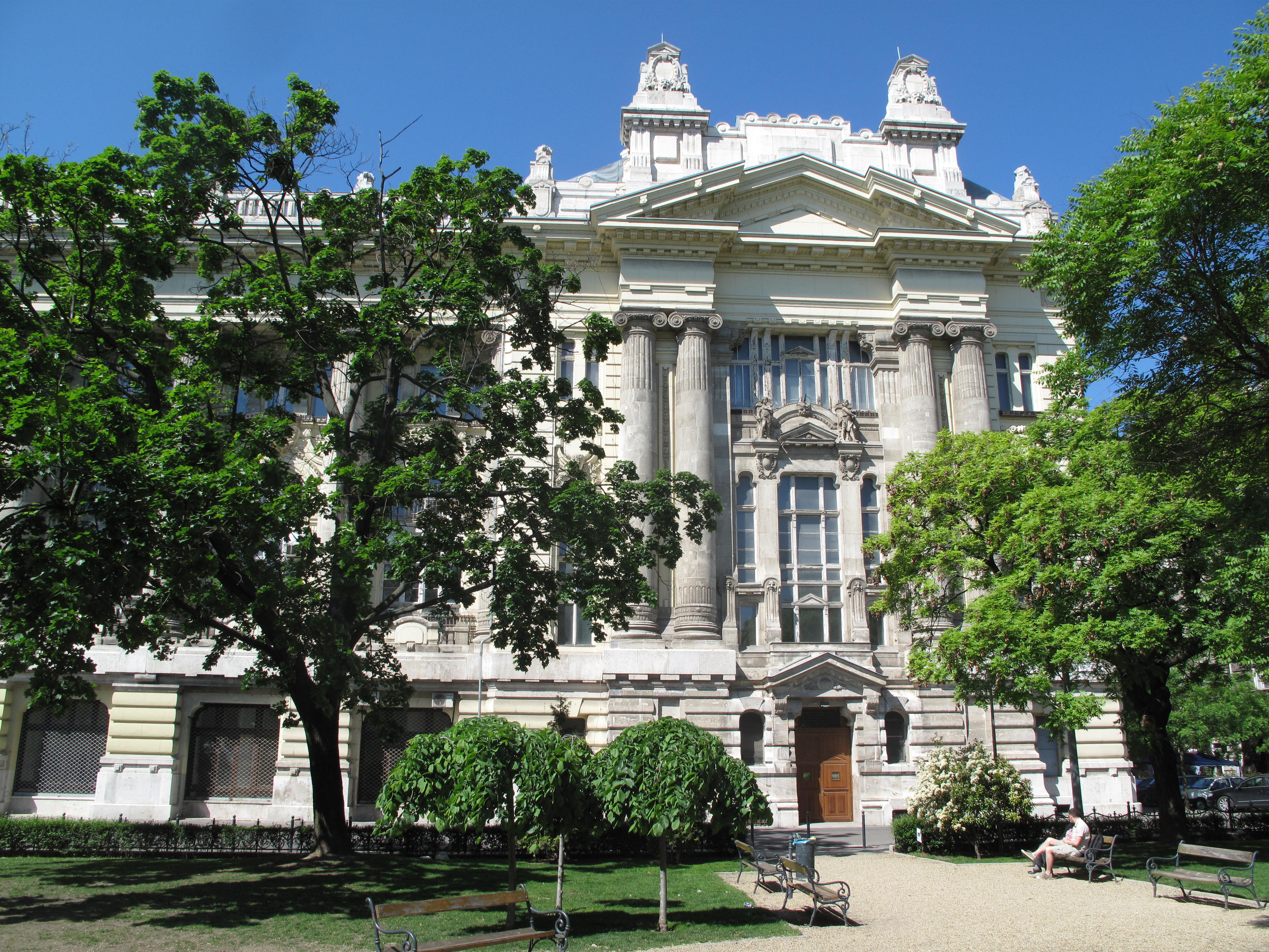 Istana Bursa Efek Hungaria di Lapangan Liberty, Budapest