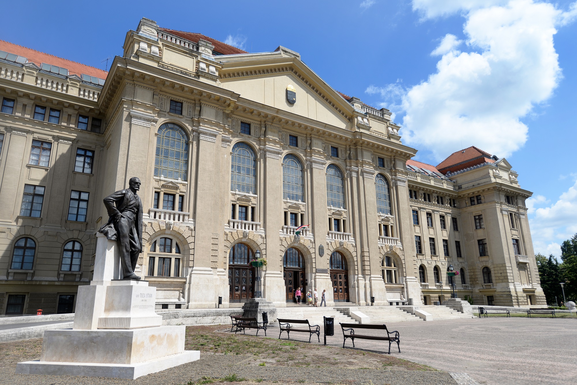 Universitas Debrecen adalah institusi pendidikan tinggi tertua yang beroperasi secara berkelanjutan di Hungaria (1538).