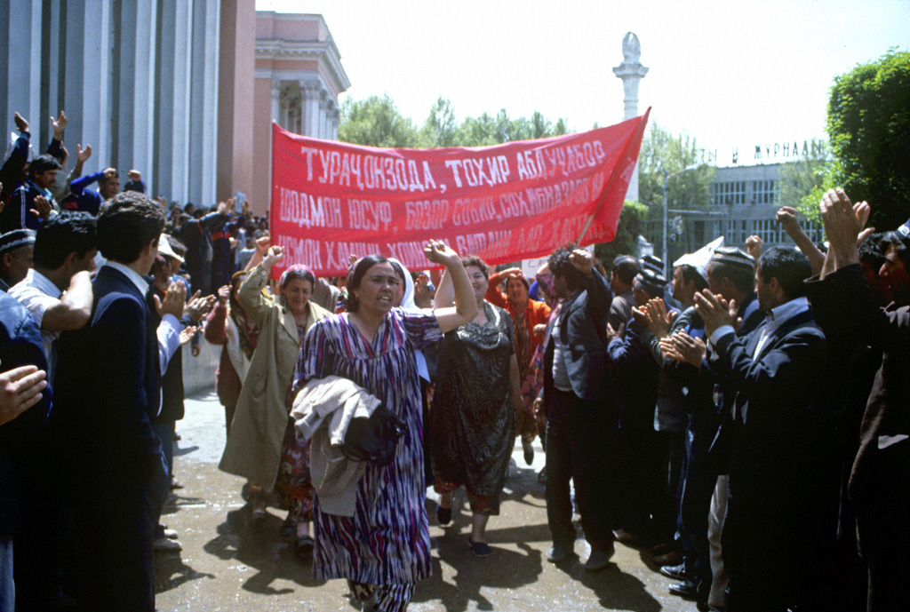 Warga Tajik berunjuk rasa di Lapangan Ozodi (sekarang Lapangan Dousti) di Dushanbe setelah kemerdekaan, 1992. Situasi politik dengan cepat memanas menjadi perang saudara.